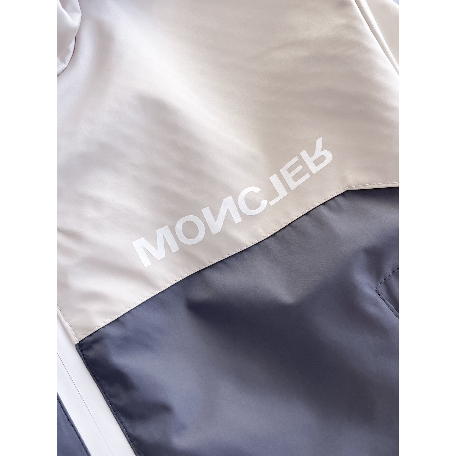 <p>MONCLER&nbsp;男士夹克外套(白)</p>