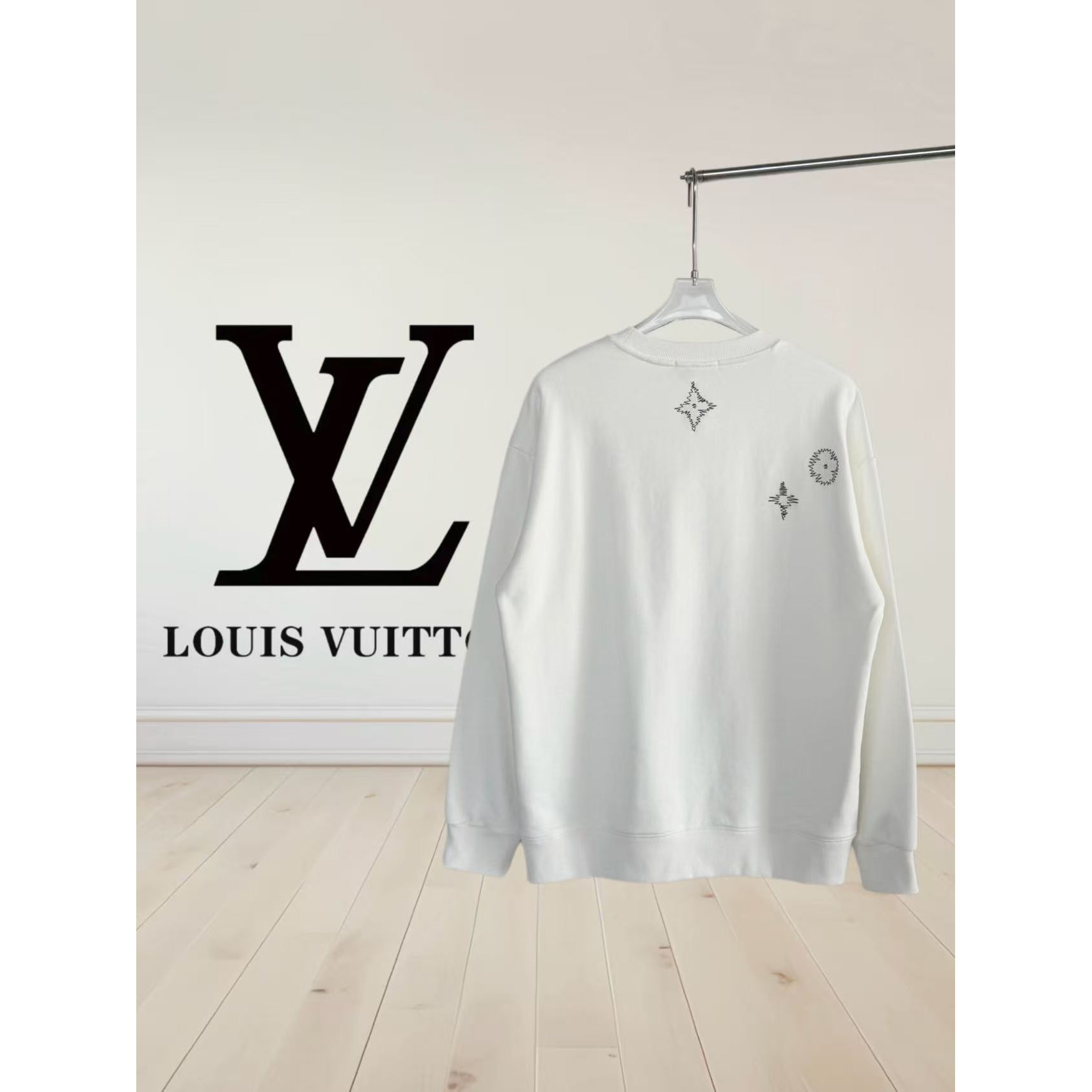 <p>LV 刺绣圆领卫衣(白)</p>