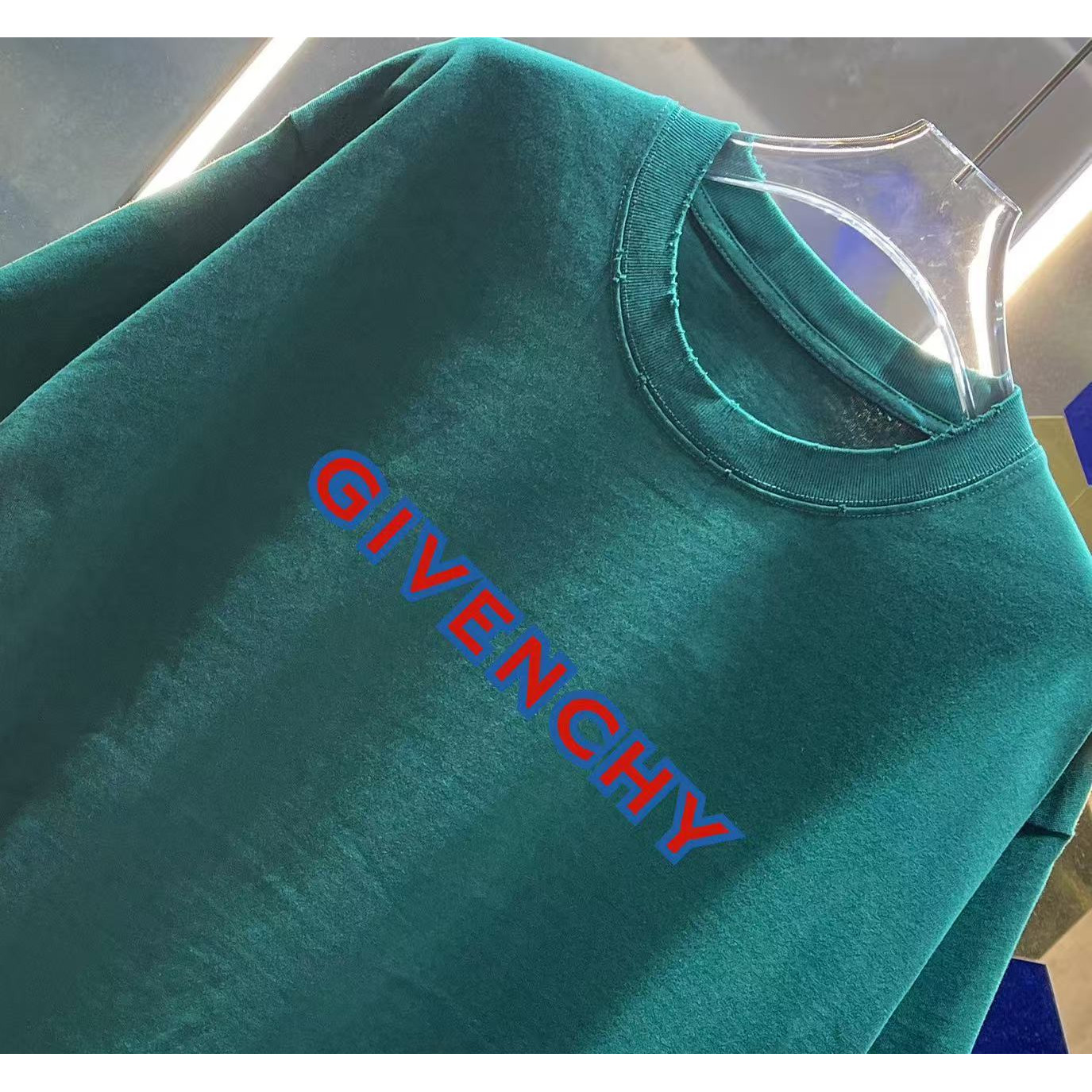 <p>Givenchy&nbsp;洗水磨破短袖T恤(洗水綠)</p>