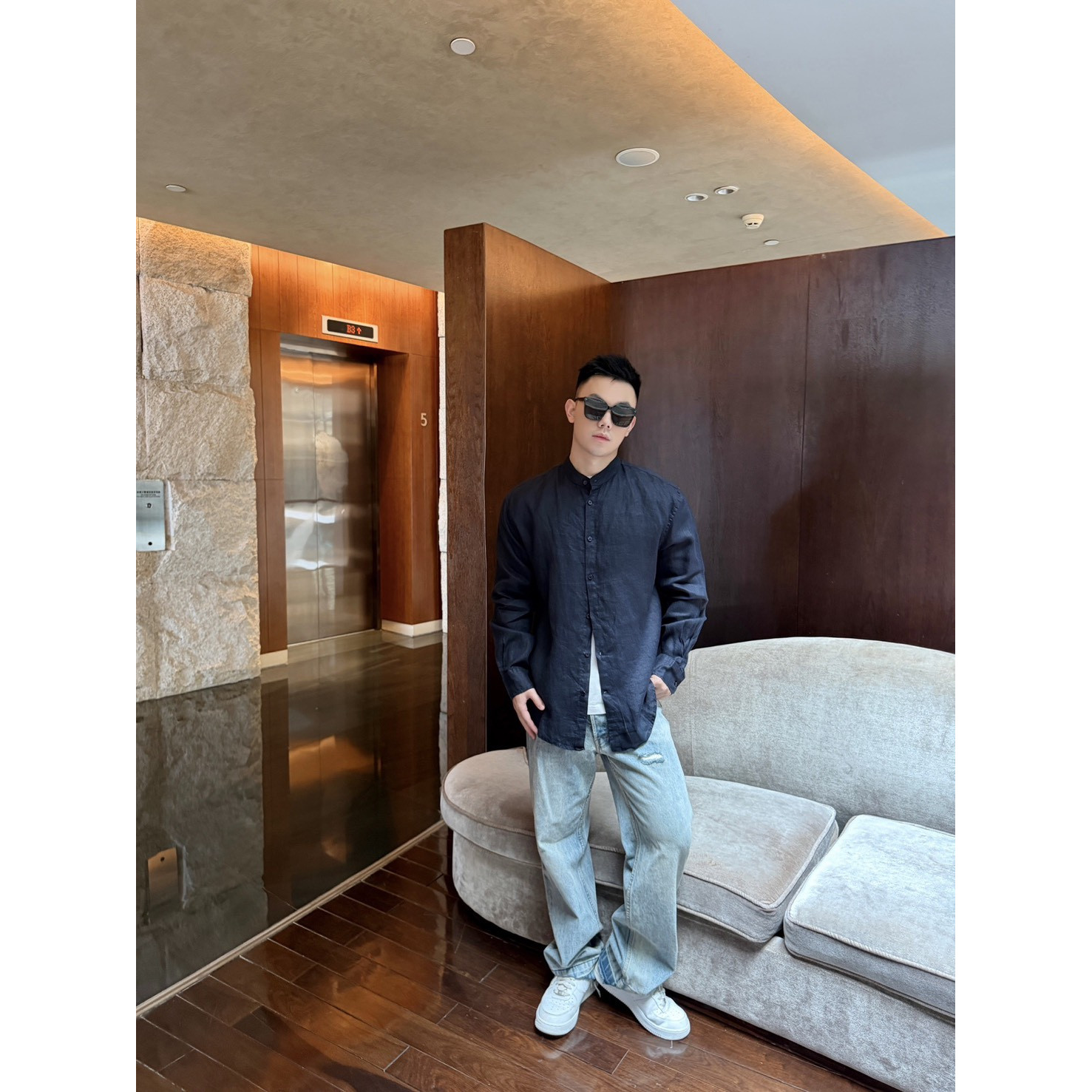<p>Loro Piana&nbsp; 圆领亚麻衬衫<br />
&nbsp;</p>