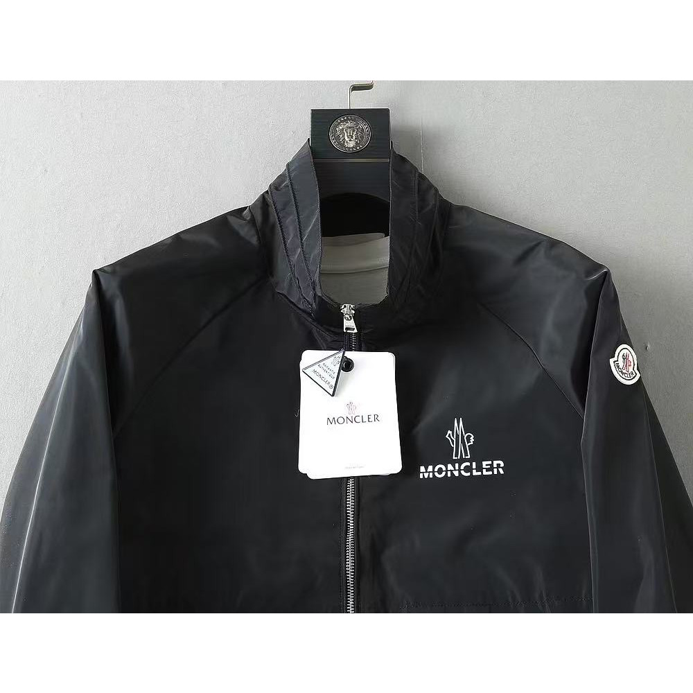 <p>MONCLER 男士夹克外套(800873)</p>