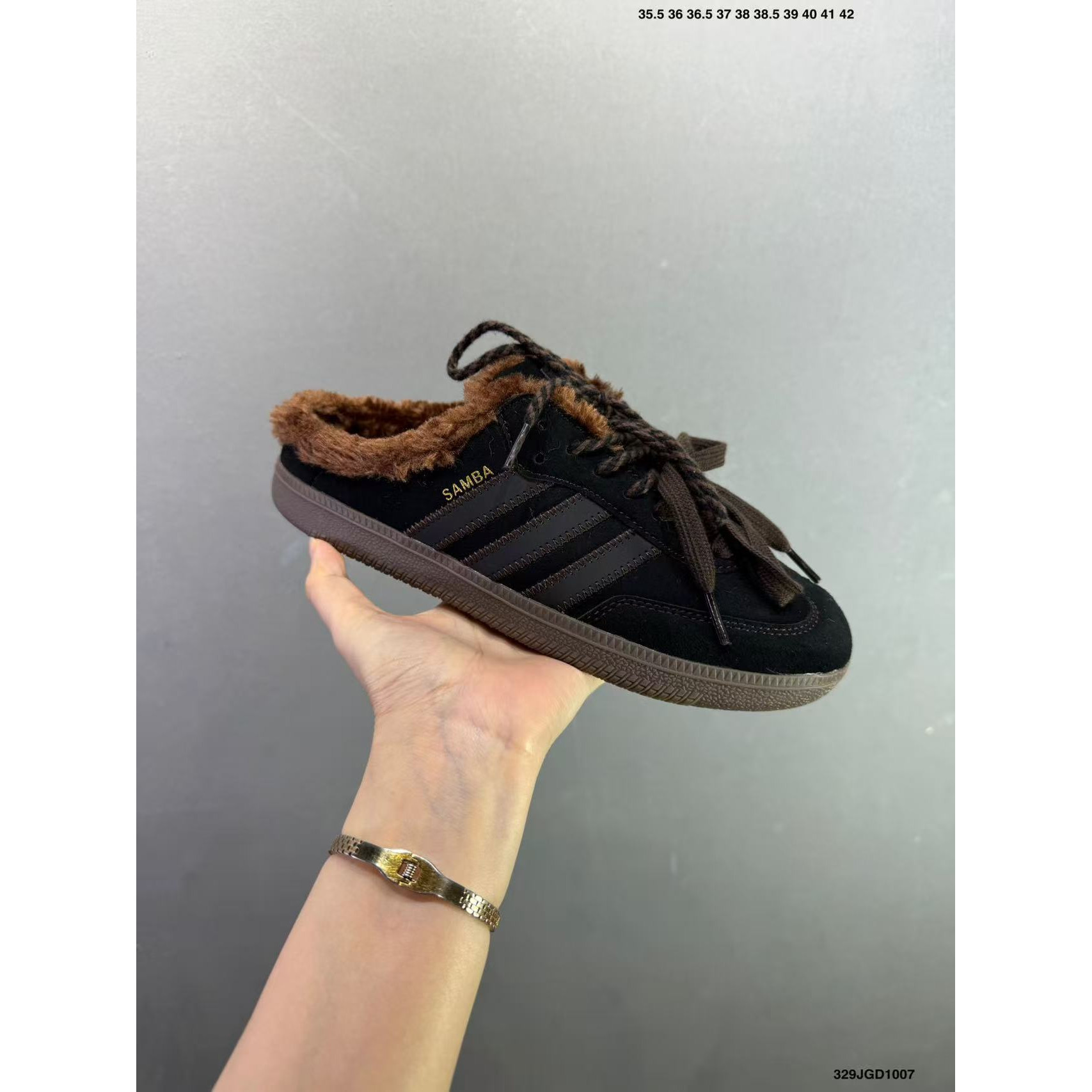 <p>Adidas Originals Samba OG Mule 休闲拖鞋(黑)</p>
