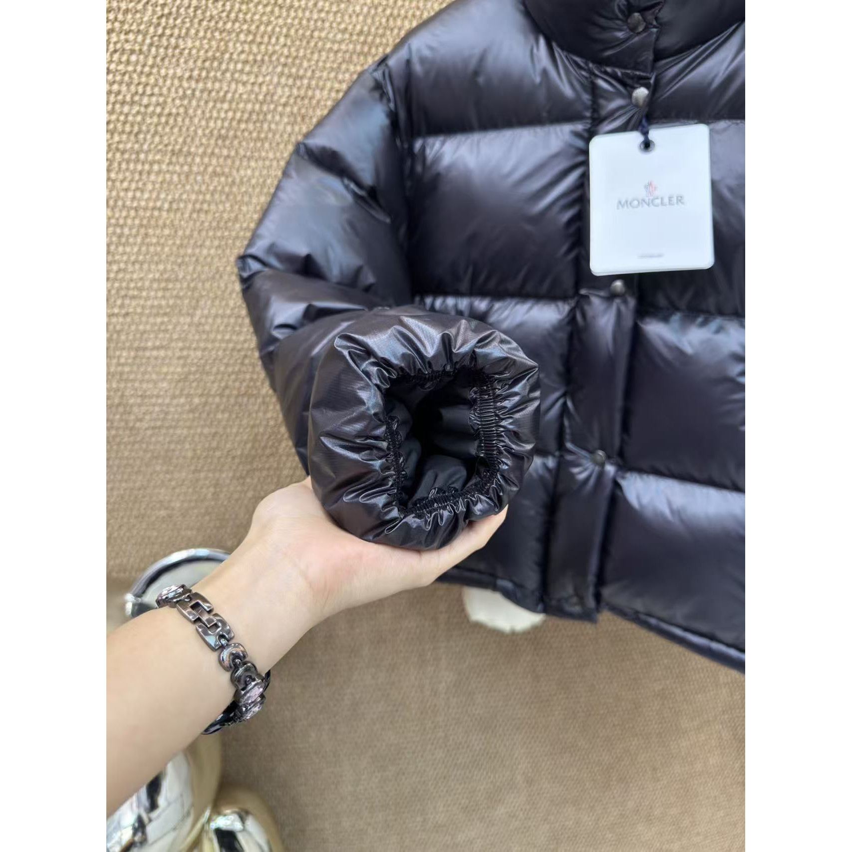 <p>Moncler Tepice女款短款小面包羽绒服(黑色)</p>