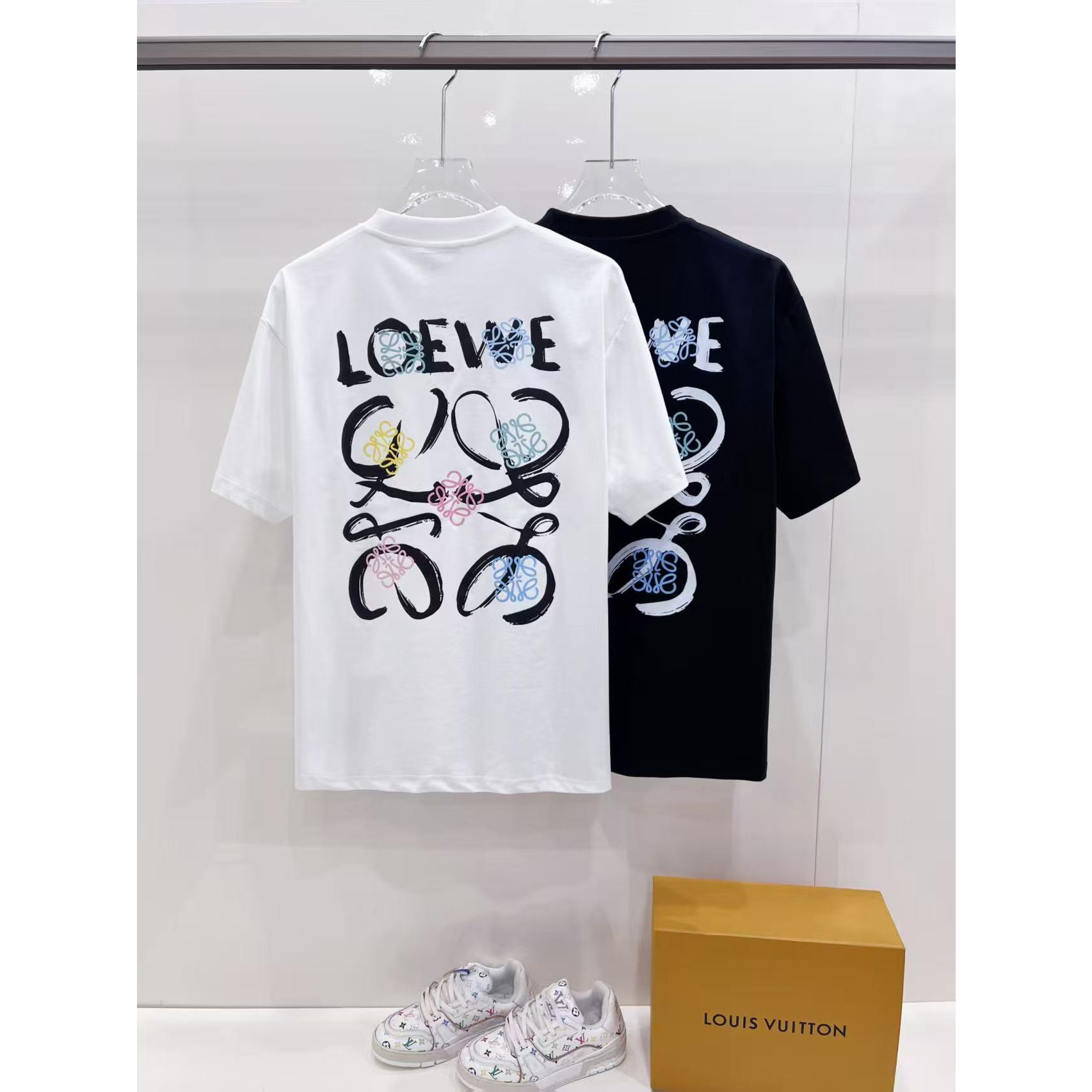 <p>LOEWE&nbsp;男士休闲短袖(白)</p>