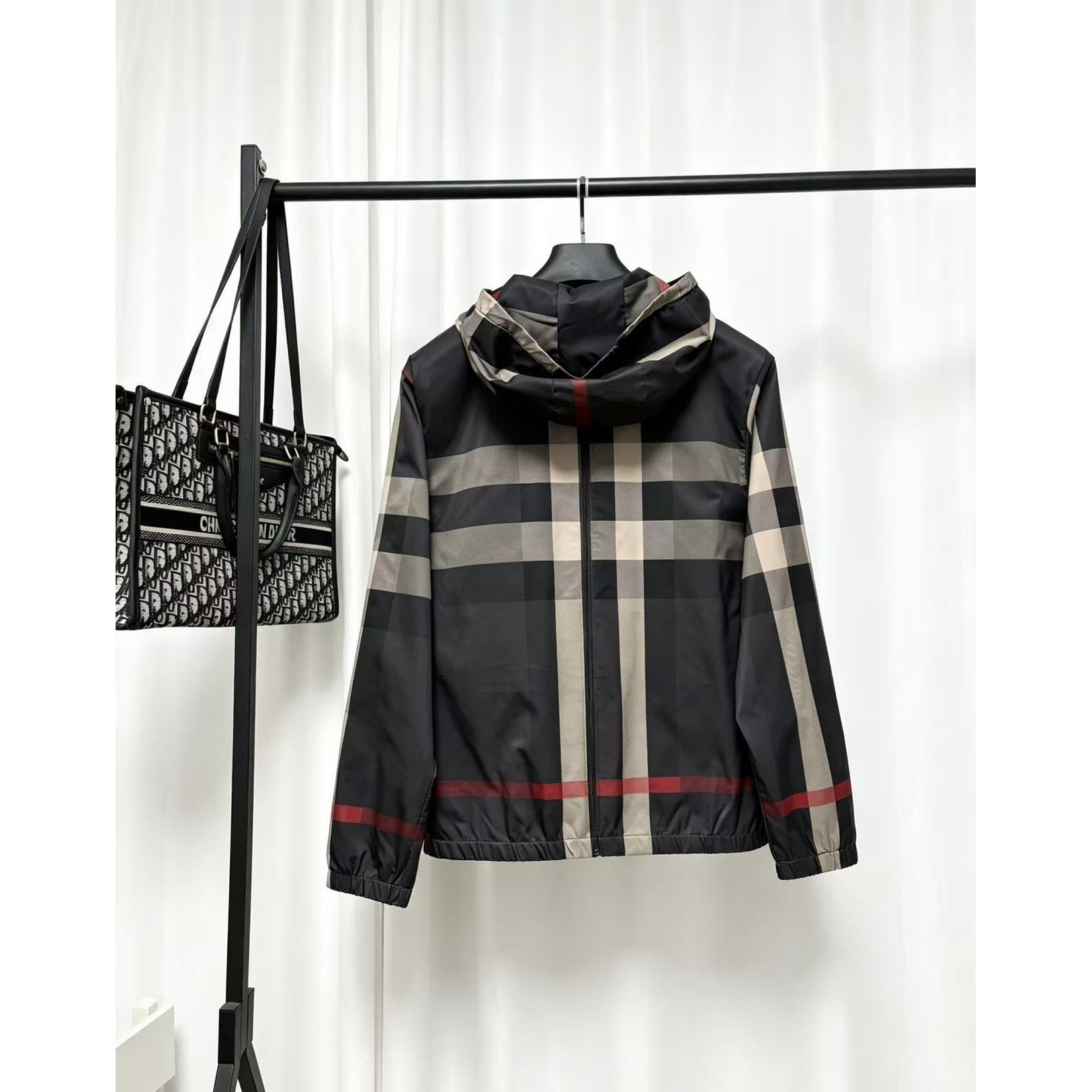 <p>Burberry 夹克外套(黑)</p>