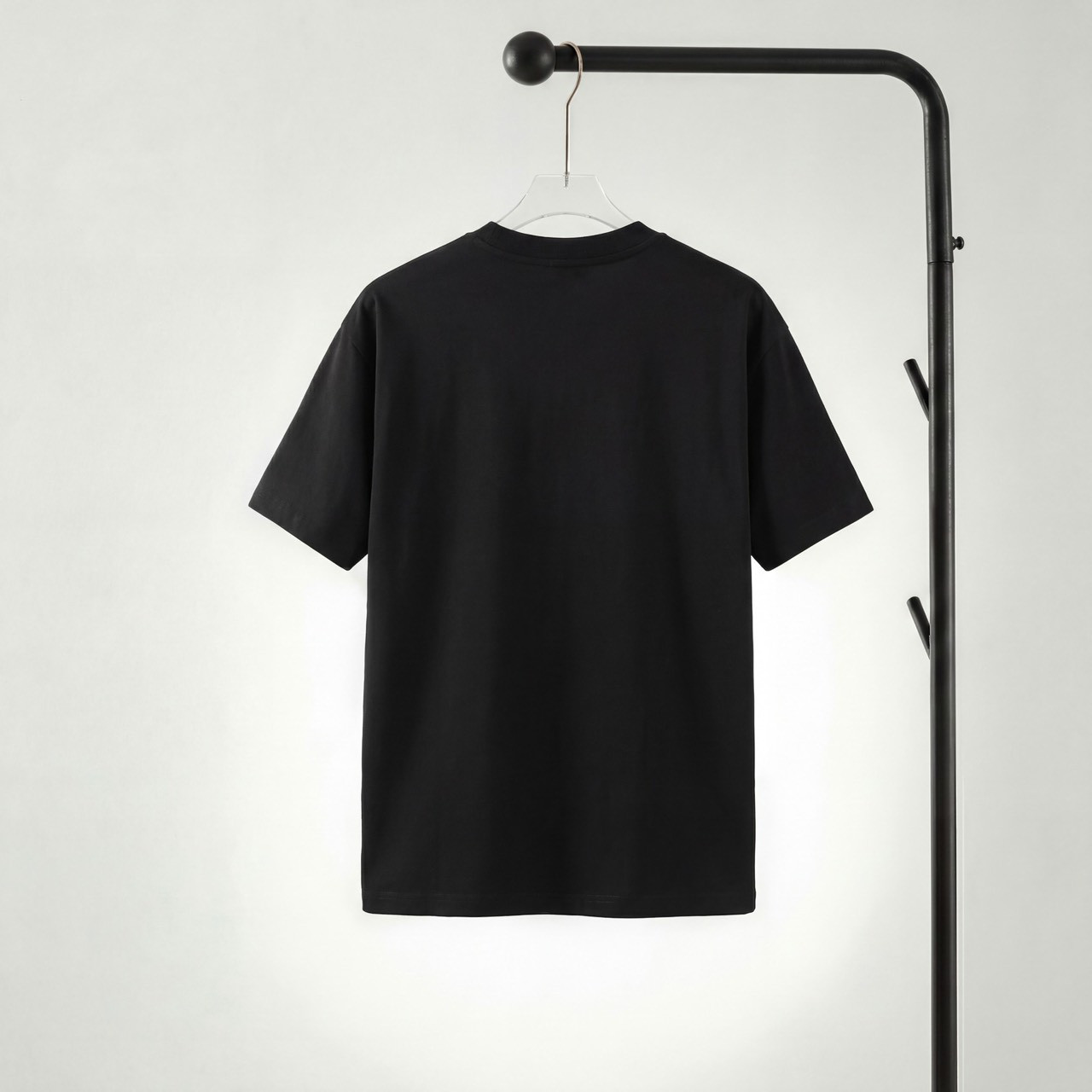<p>LOEWE &nbsp;logo绣花短袖T恤(黑)</p>