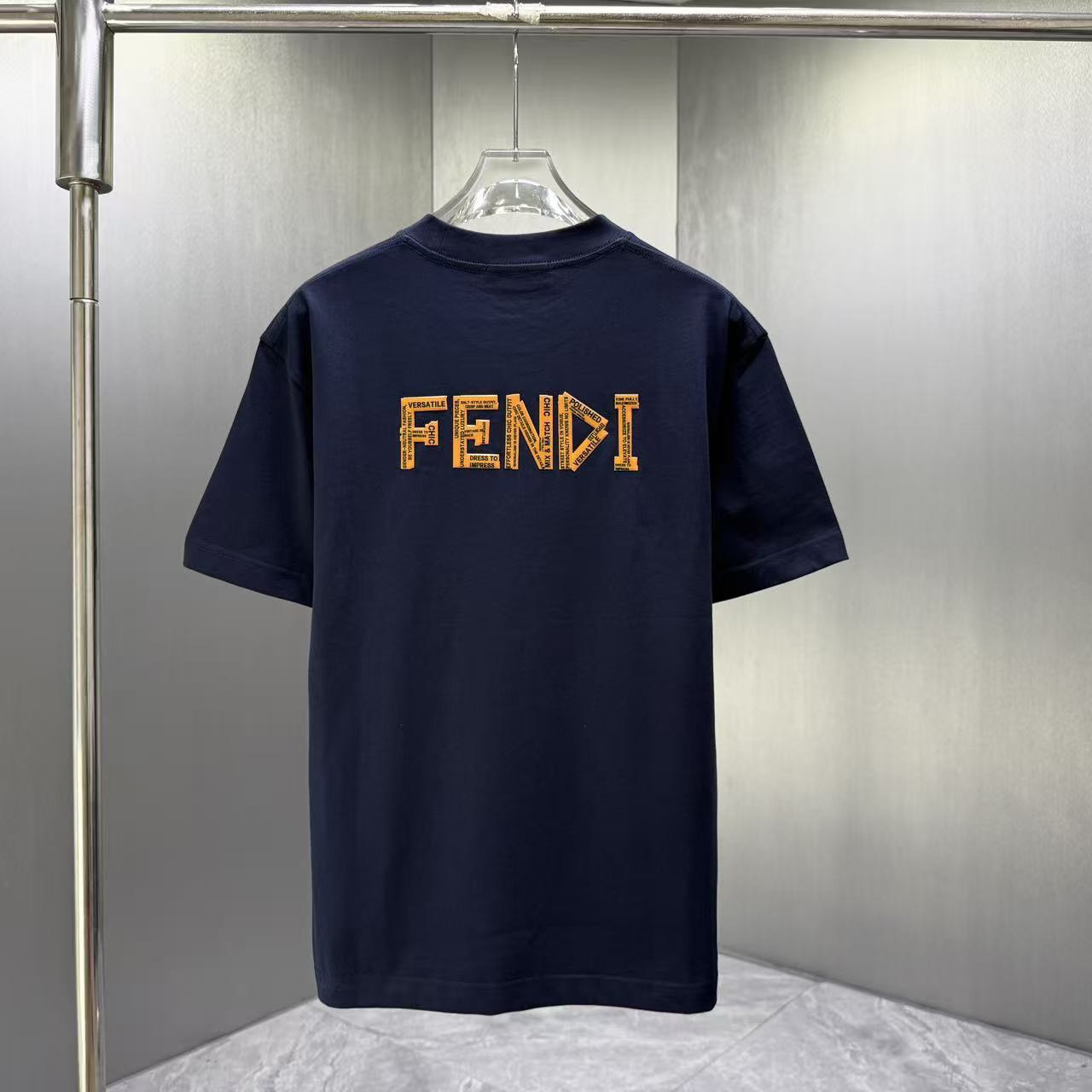 <p>FENDI 短袖T恤(深藍)</p>