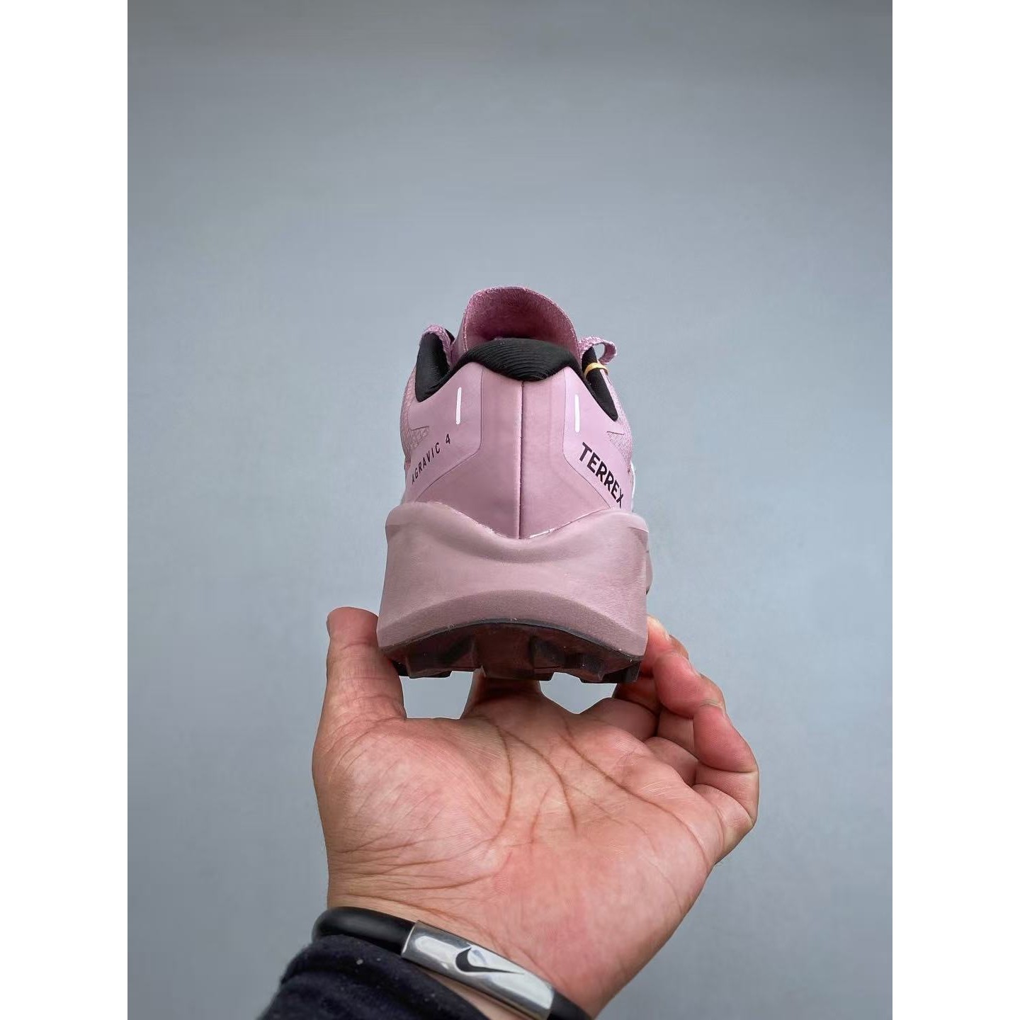 <p>adidas Terrex Agravic 4 越野跑鞋 (粉)</p>