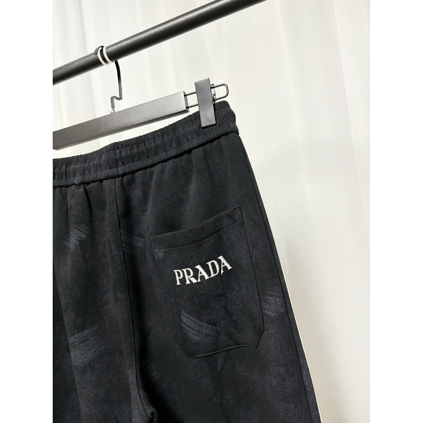 <p>&nbsp;Prada 休闲长裤(黑)</p>