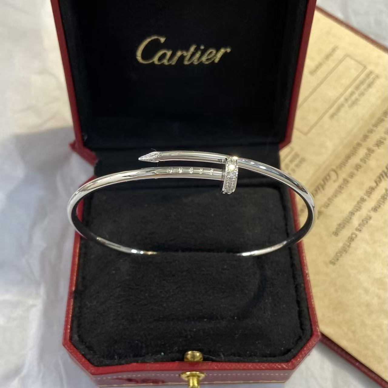 <p>CARTIER 经典款带钻钉子手镯 V金高版本</p>