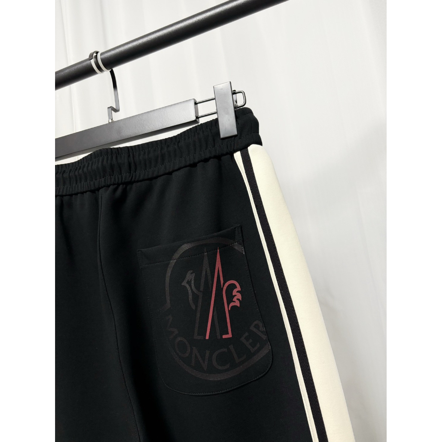 <p>&nbsp;Moncler 蒙口休闲长裤(黑)</p>