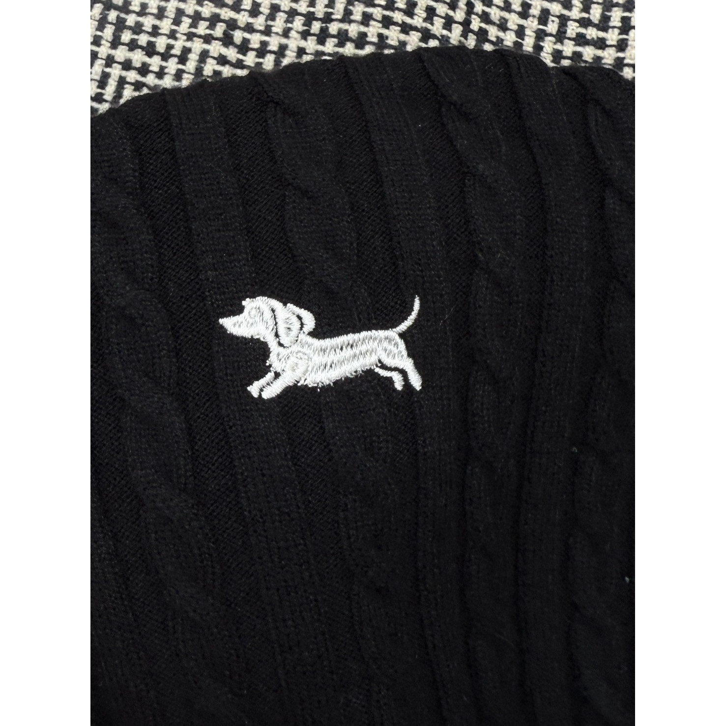 <p>Thom Browne 女款刺绣四杠针织开衫(黑)</p>