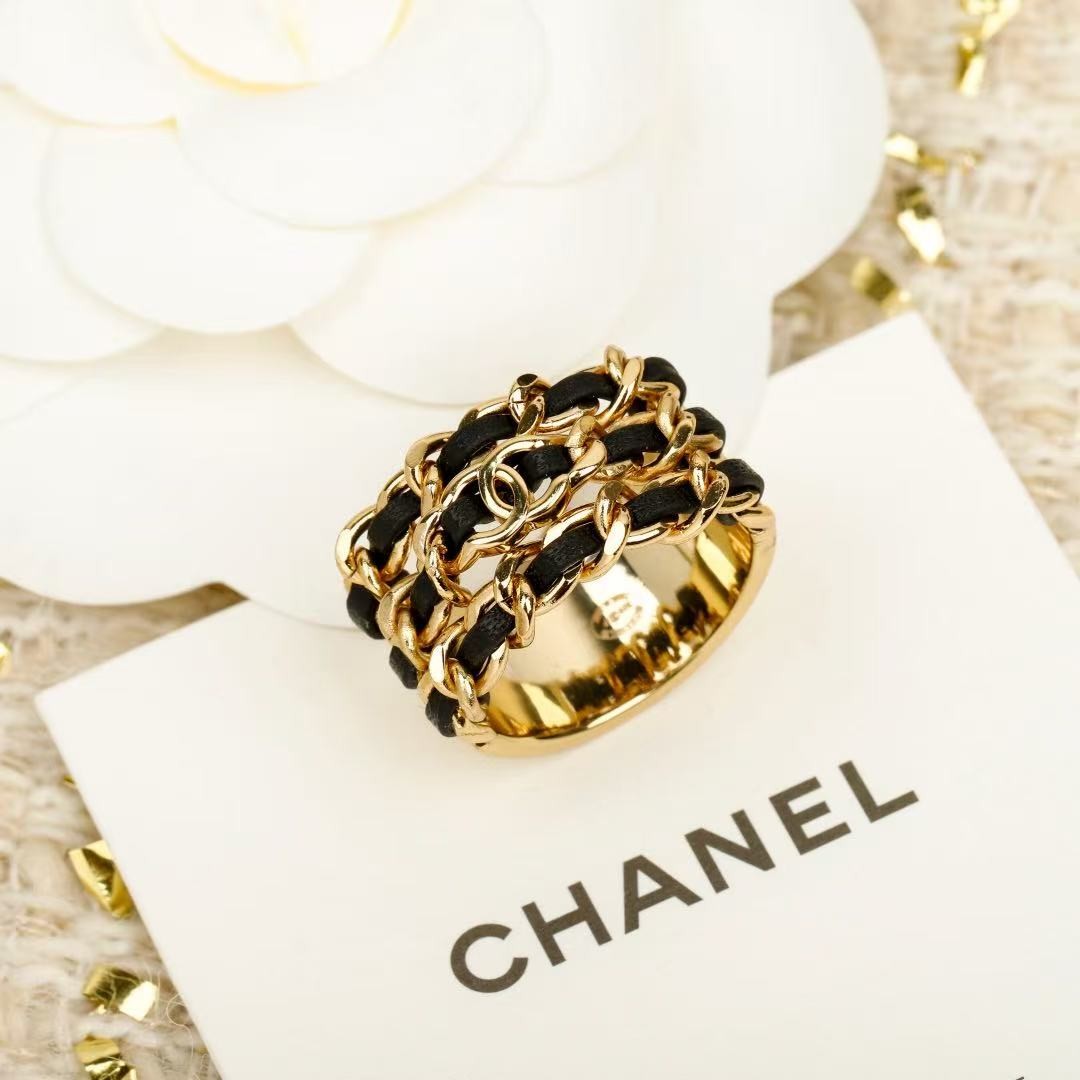 <p>CHANEL&nbsp;穿皮链双c戒指</p>
