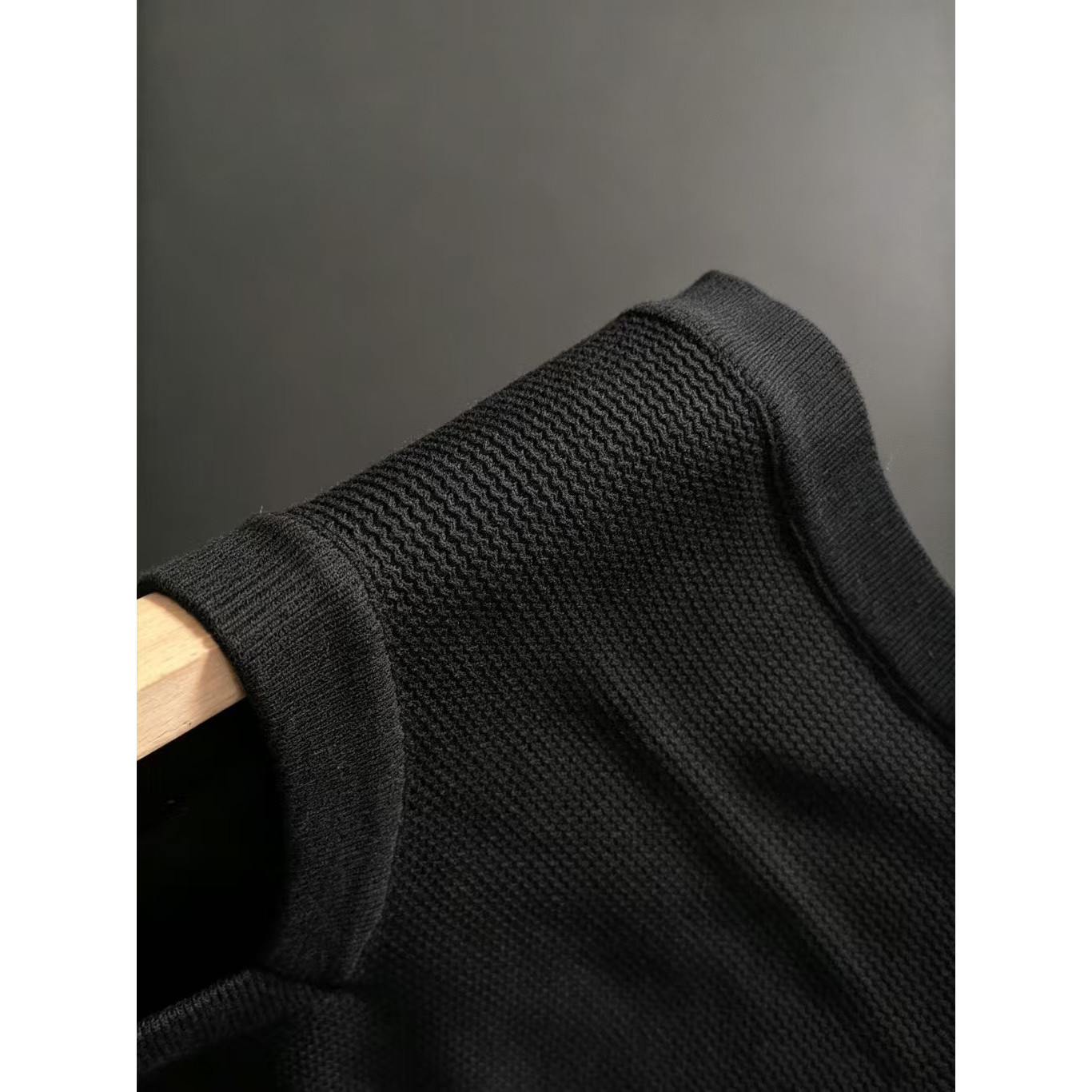 <p>Loro Piana V领针织马甲(黑)</p>
