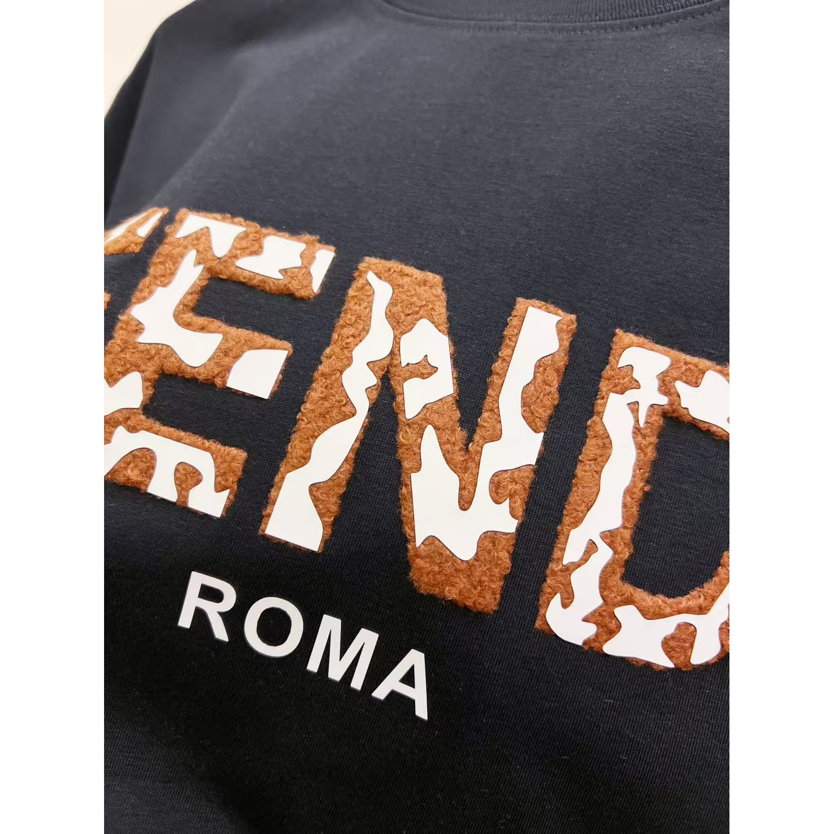 <p>FENDI 圓領短袖T恤(黑)</p>