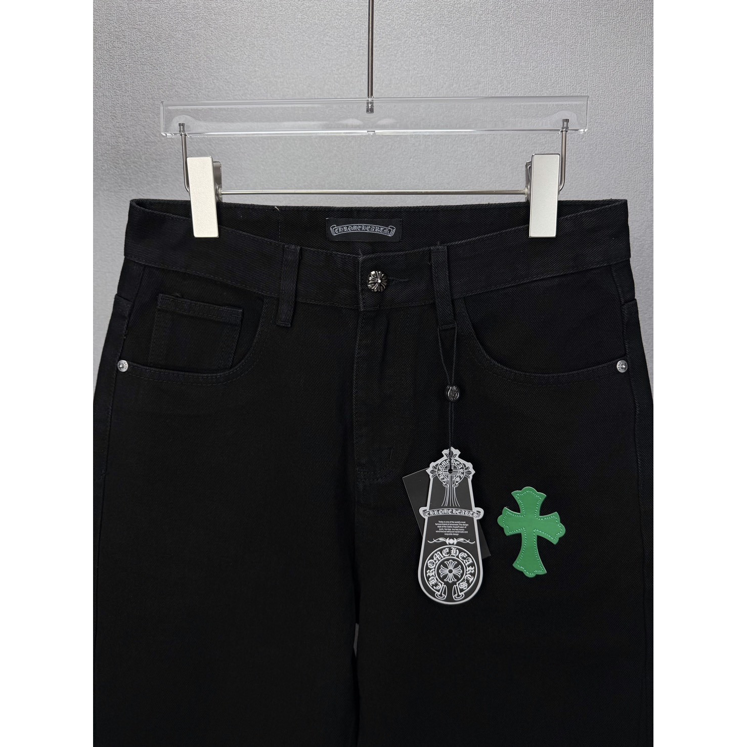 <p>CHROME HEARTS 黄色十字架拼皮情侣款水洗宽松牛仔裤(黑)</p>