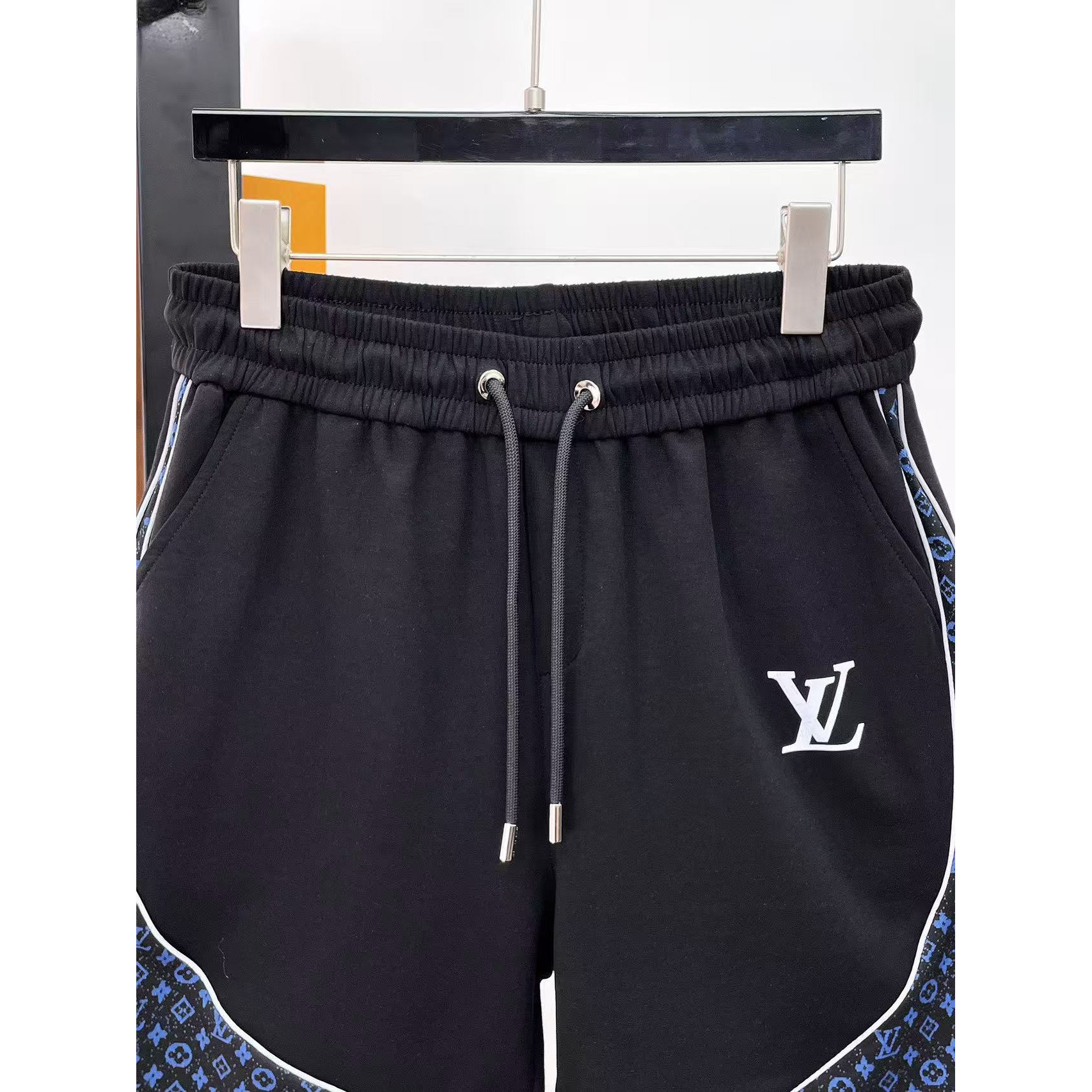 <p>LV&nbsp;专柜新款休闲短裤(黑藍)</p>