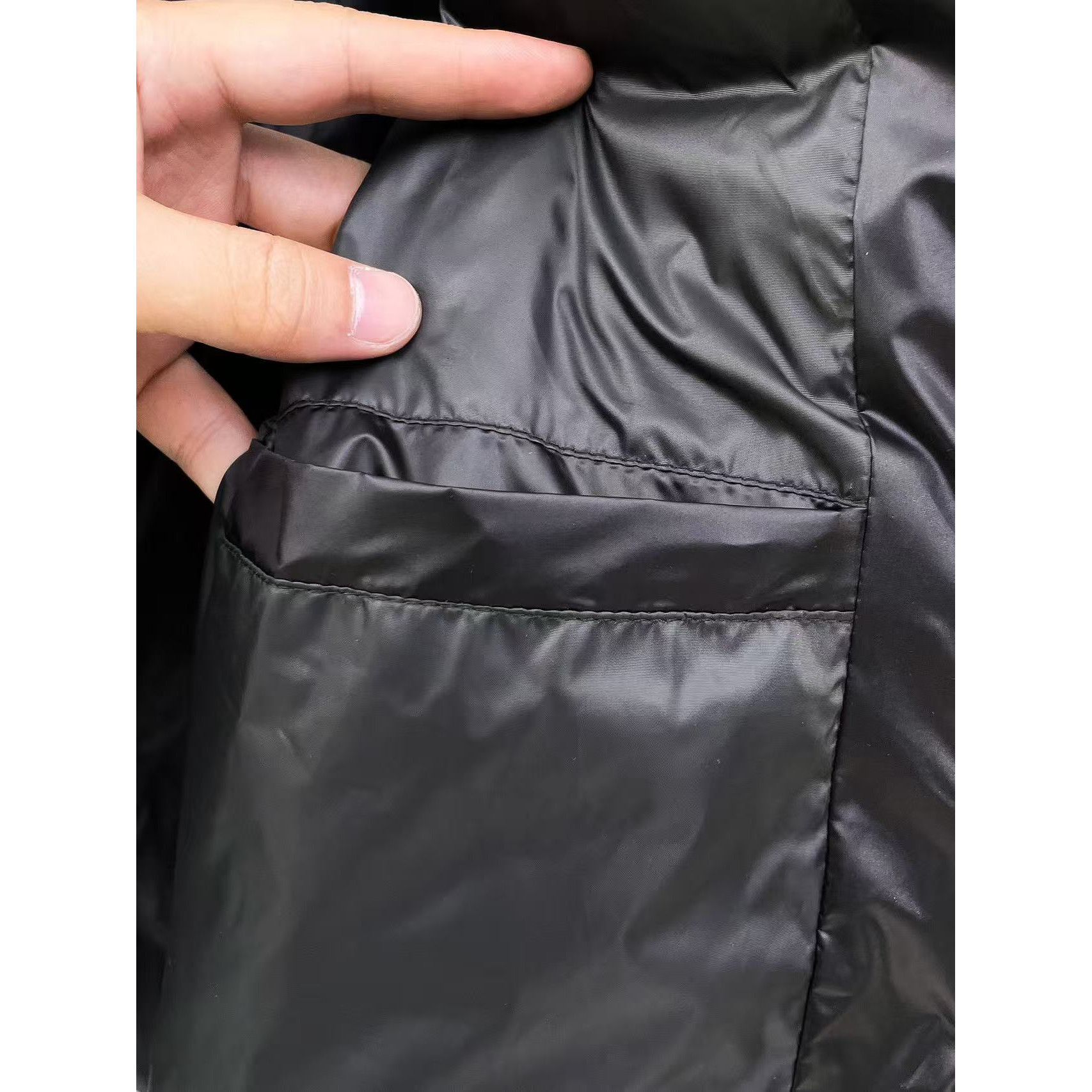 <p>LV 官网款新款羽绒服(黑)</p>