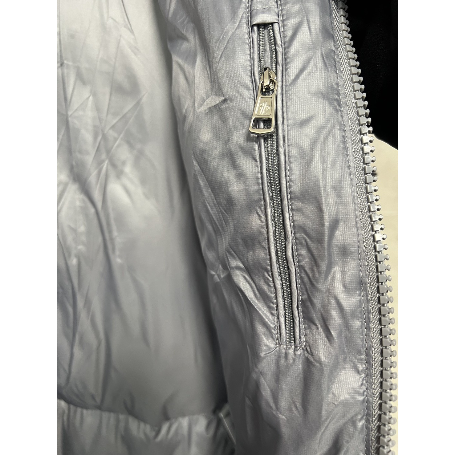 <p>Moncler 羽绒服 (銀)</p>