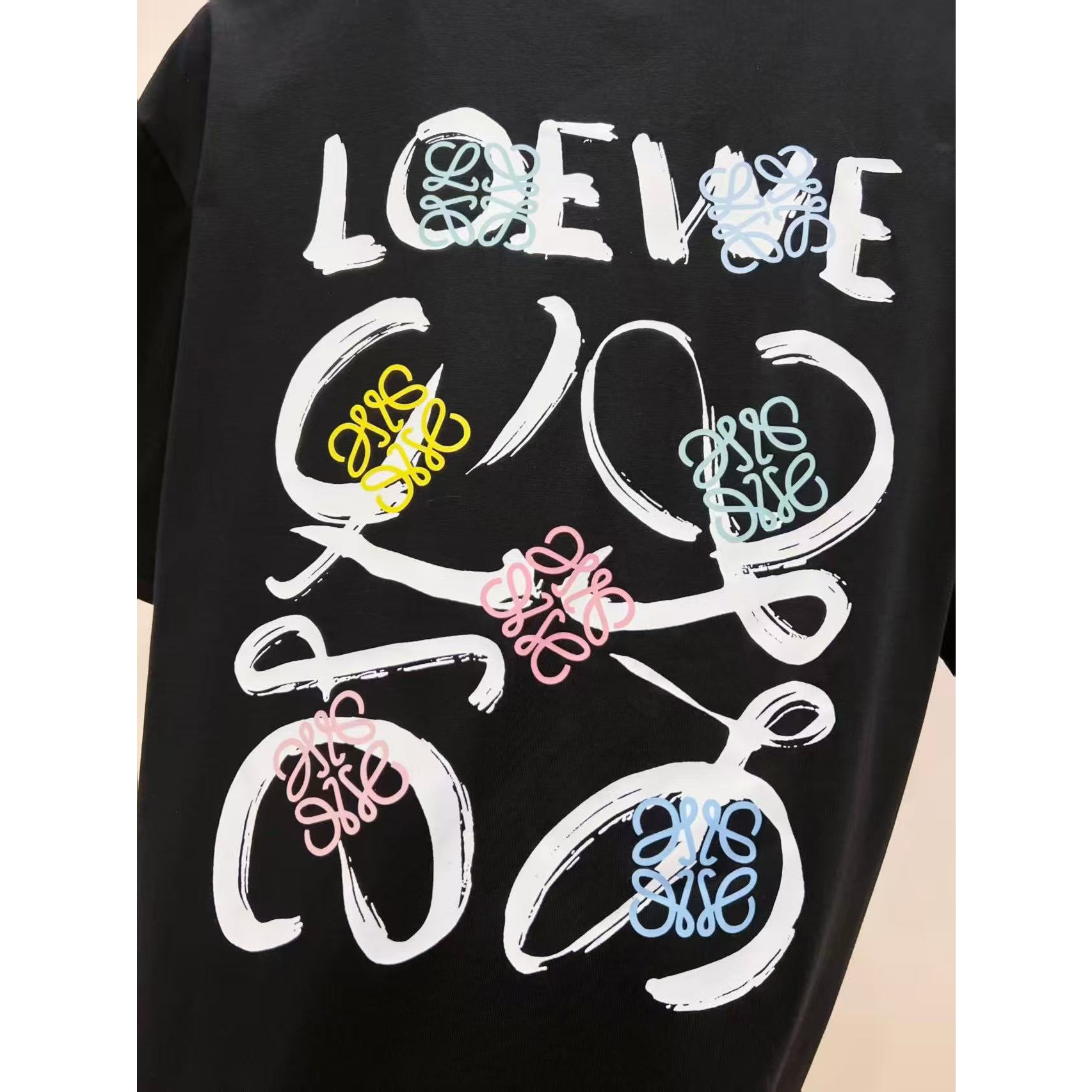 <p>LOEWE&nbsp;男士休闲短袖(黑)</p>