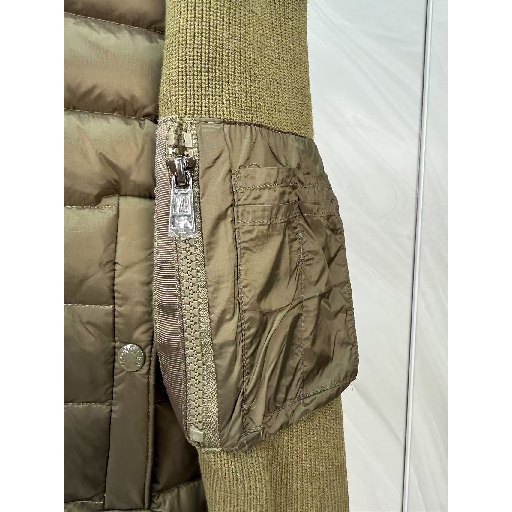 <p>Moncler 羊毛连帽针织男士羽绒服(綠)</p>
