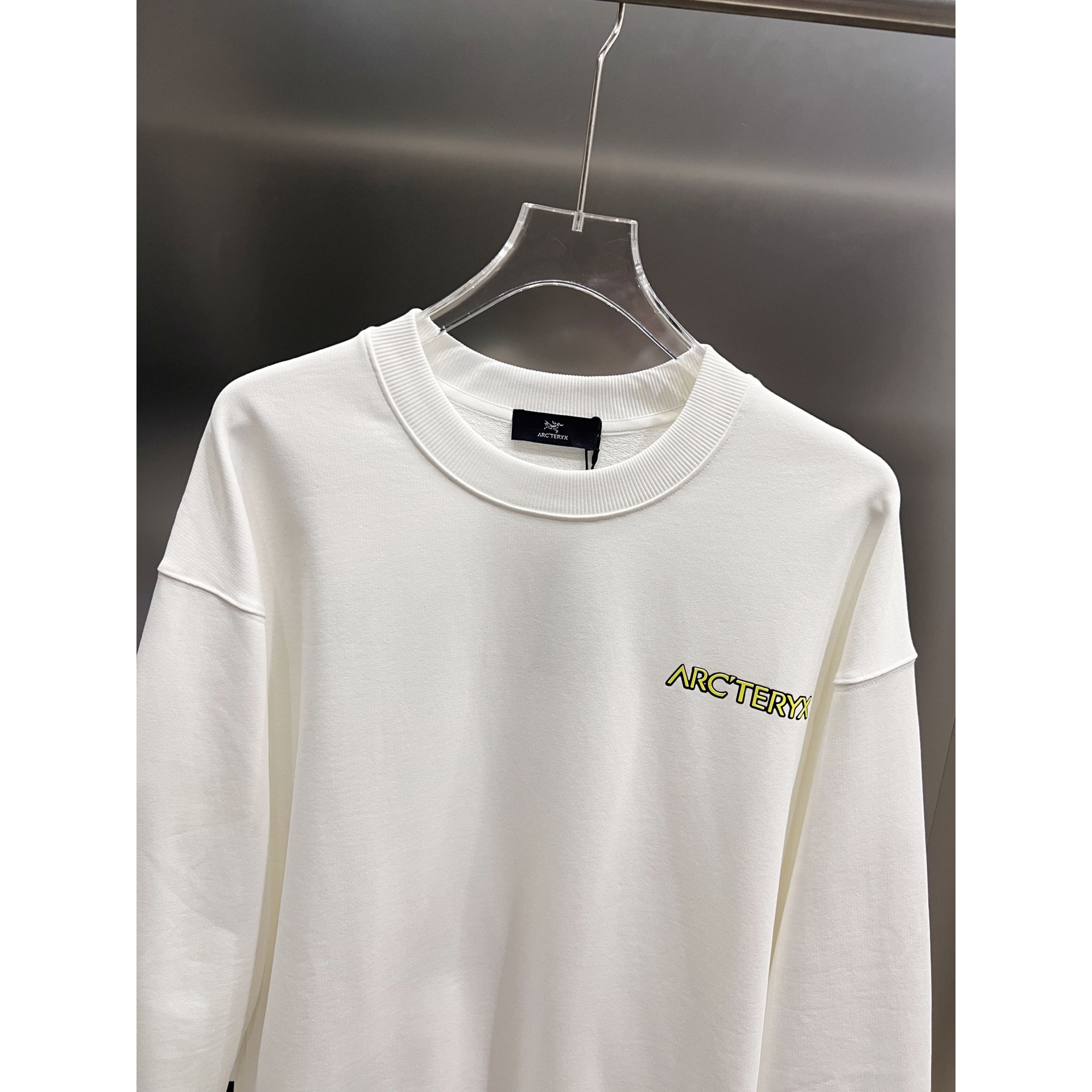 <p>Arc'teryx 圆领长袖卫衣(白)</p>