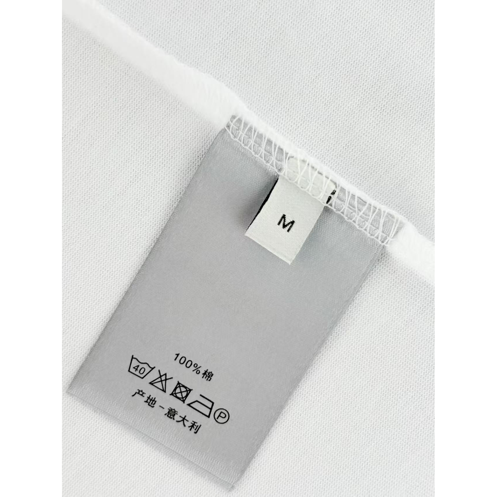 <p>DIOR&nbsp;短袖t恤(黑)</p>