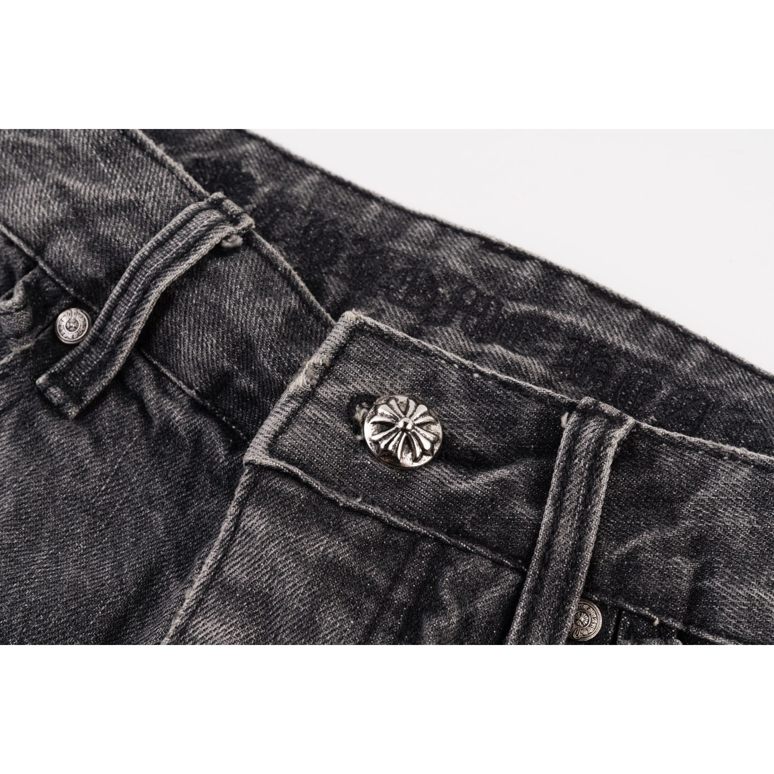 <p>CHROME HEARTS 城市限定火焰黑白贴皮牛仔裤(1566#)</p>