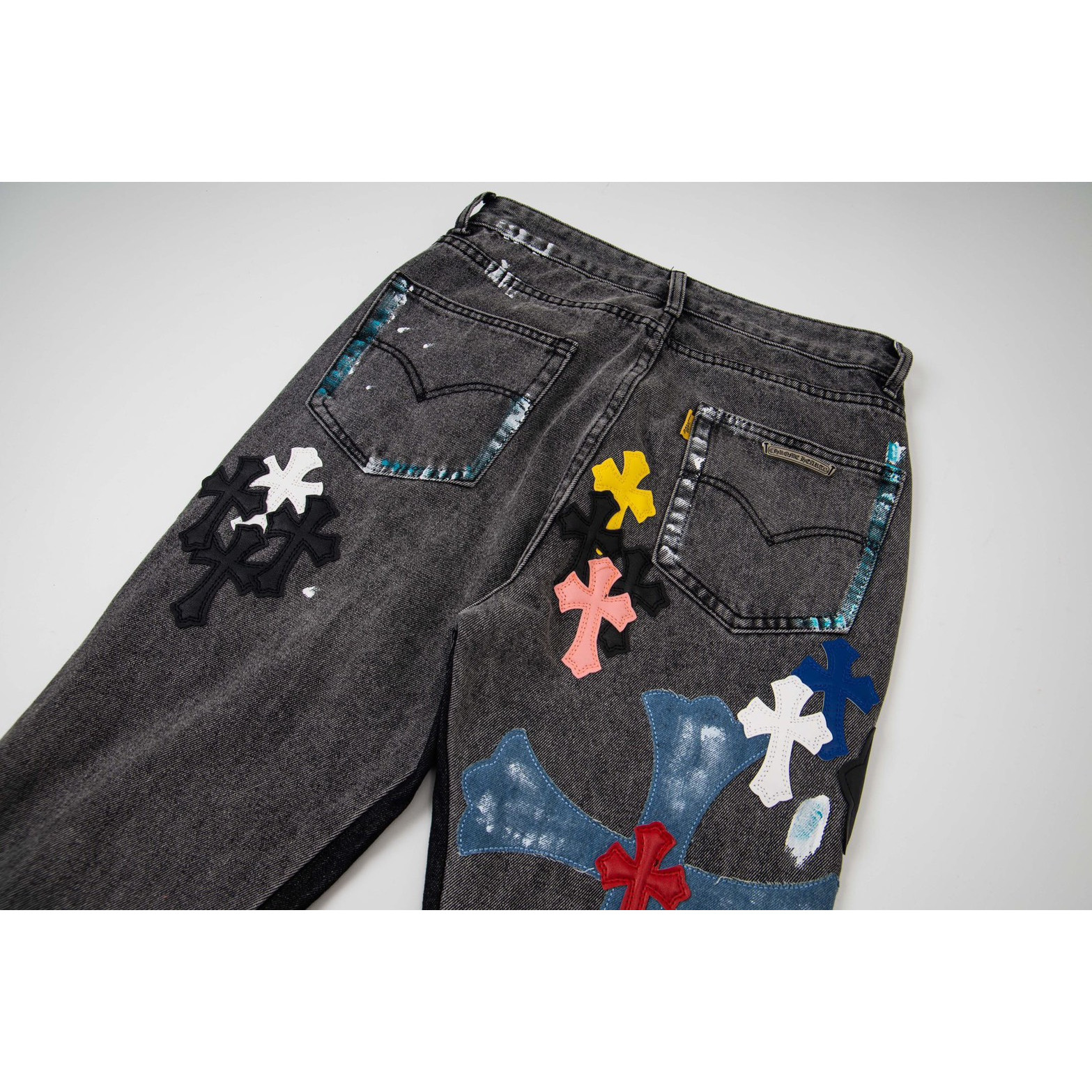 <p>CHROME HEARTS 蓝黄黑白多色拼接水洗牛仔裤(1788)</p>