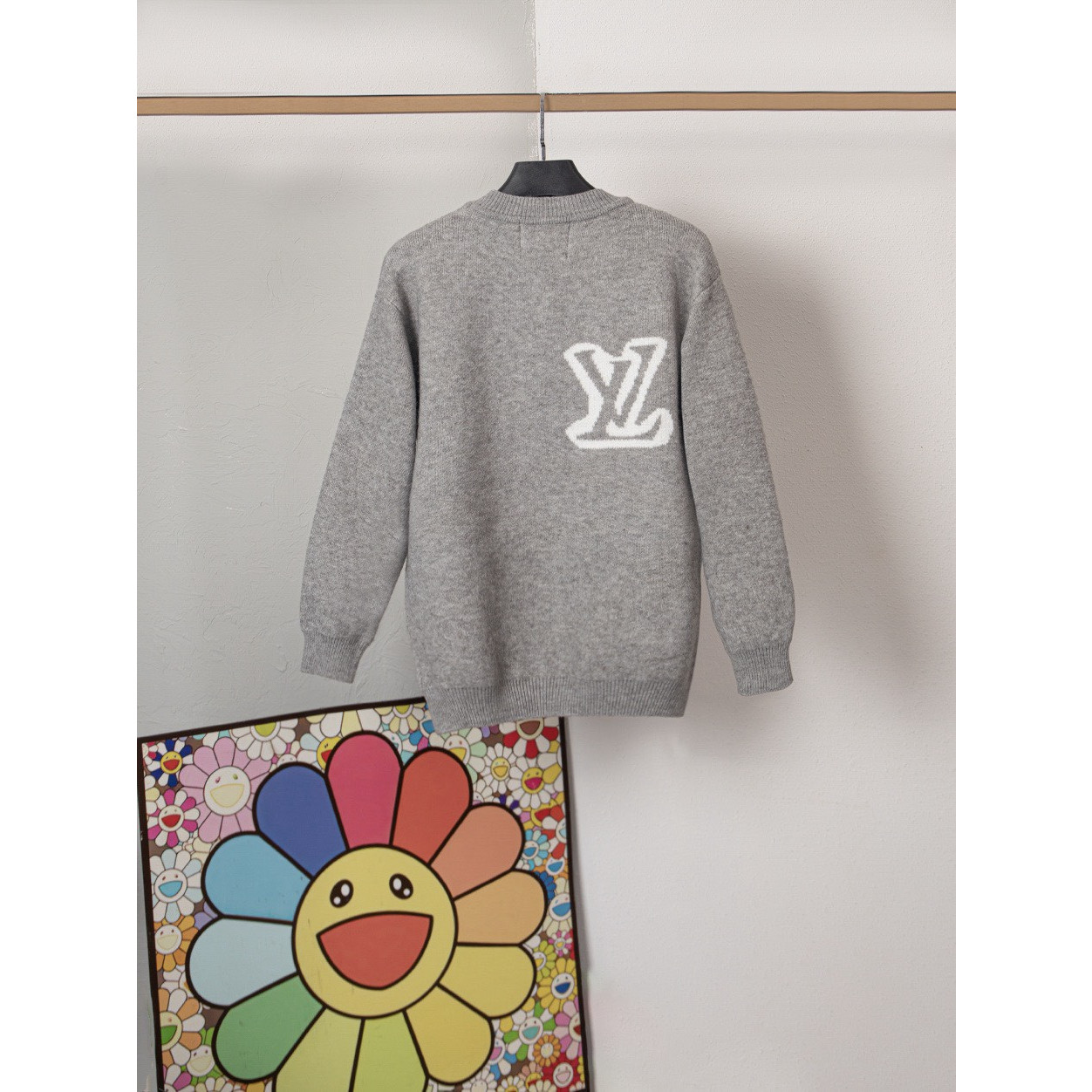 <p>LV 前后大标logo针织毛衣(灰DZ38)</p>
