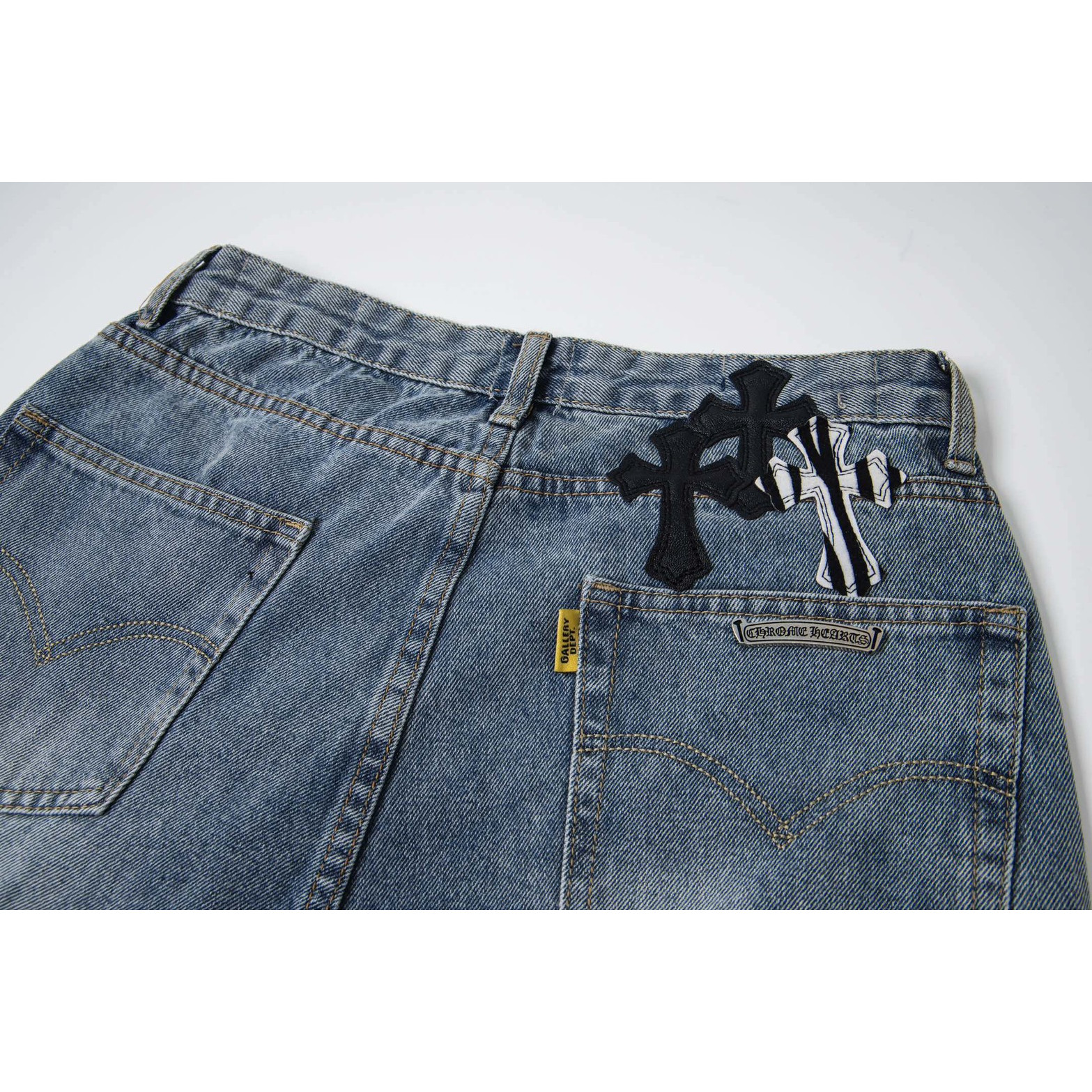 <p>CHROME HEARTS 魔王多标十字架水洗牛仔裤(1756#)</p>