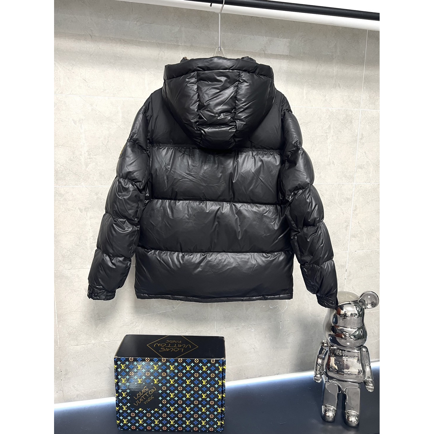 <p>Burberry 格子短款羽绒服 (黑)</p>