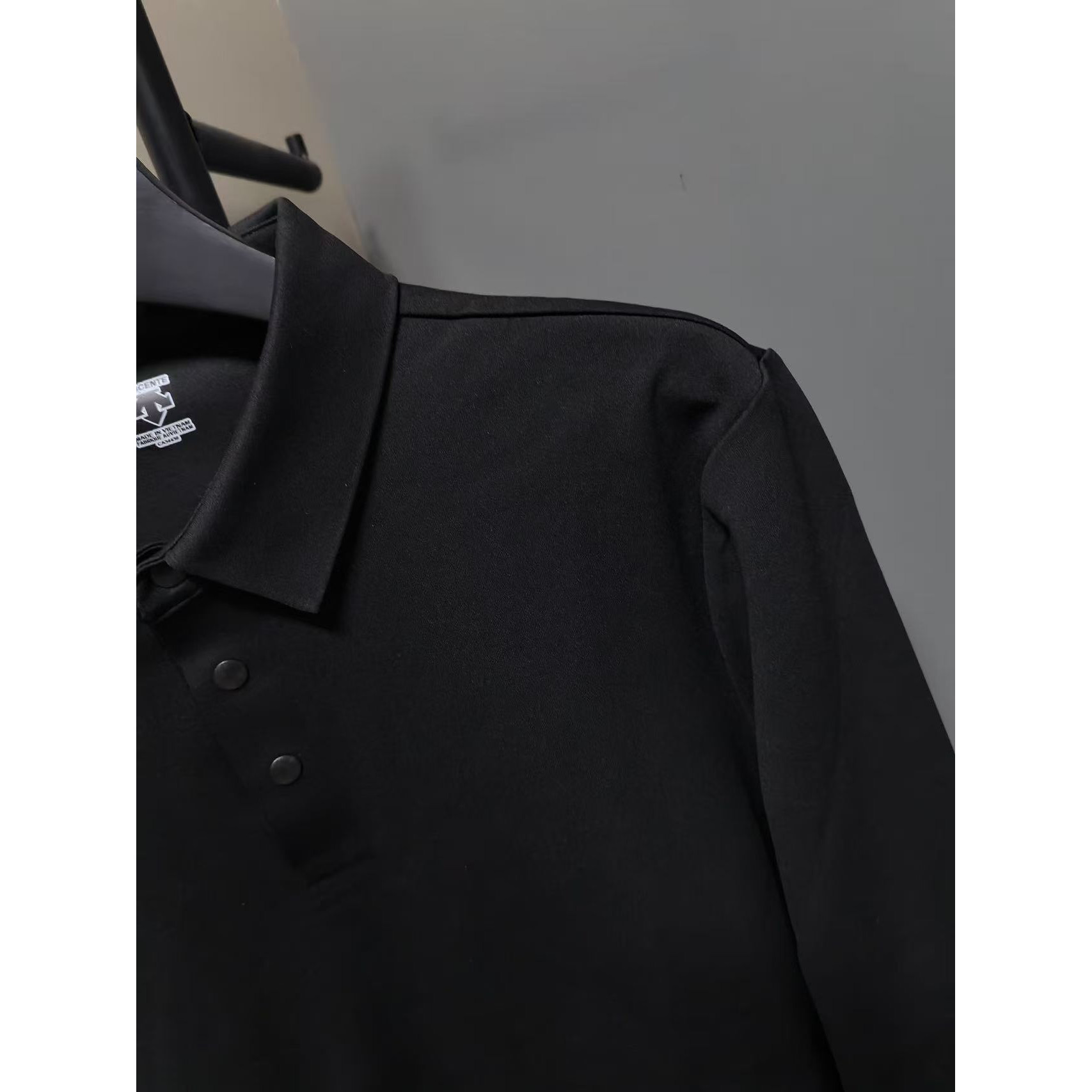 <p>Descente 翻领长袖打底(黑)</p>
