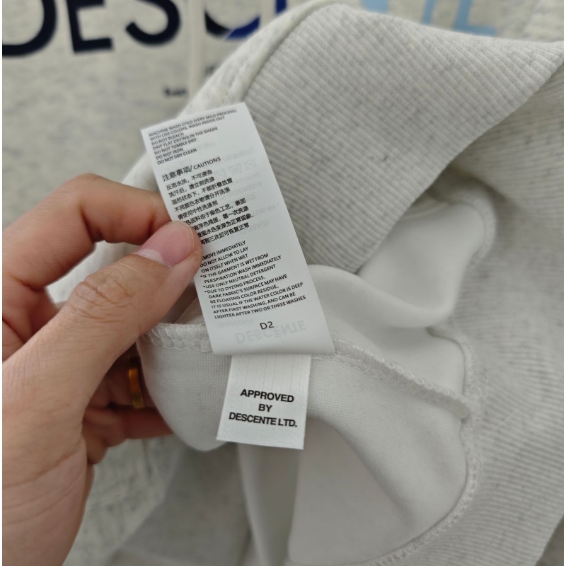 <p>DESCENTE 連帽長袖T恤(灰)</p>