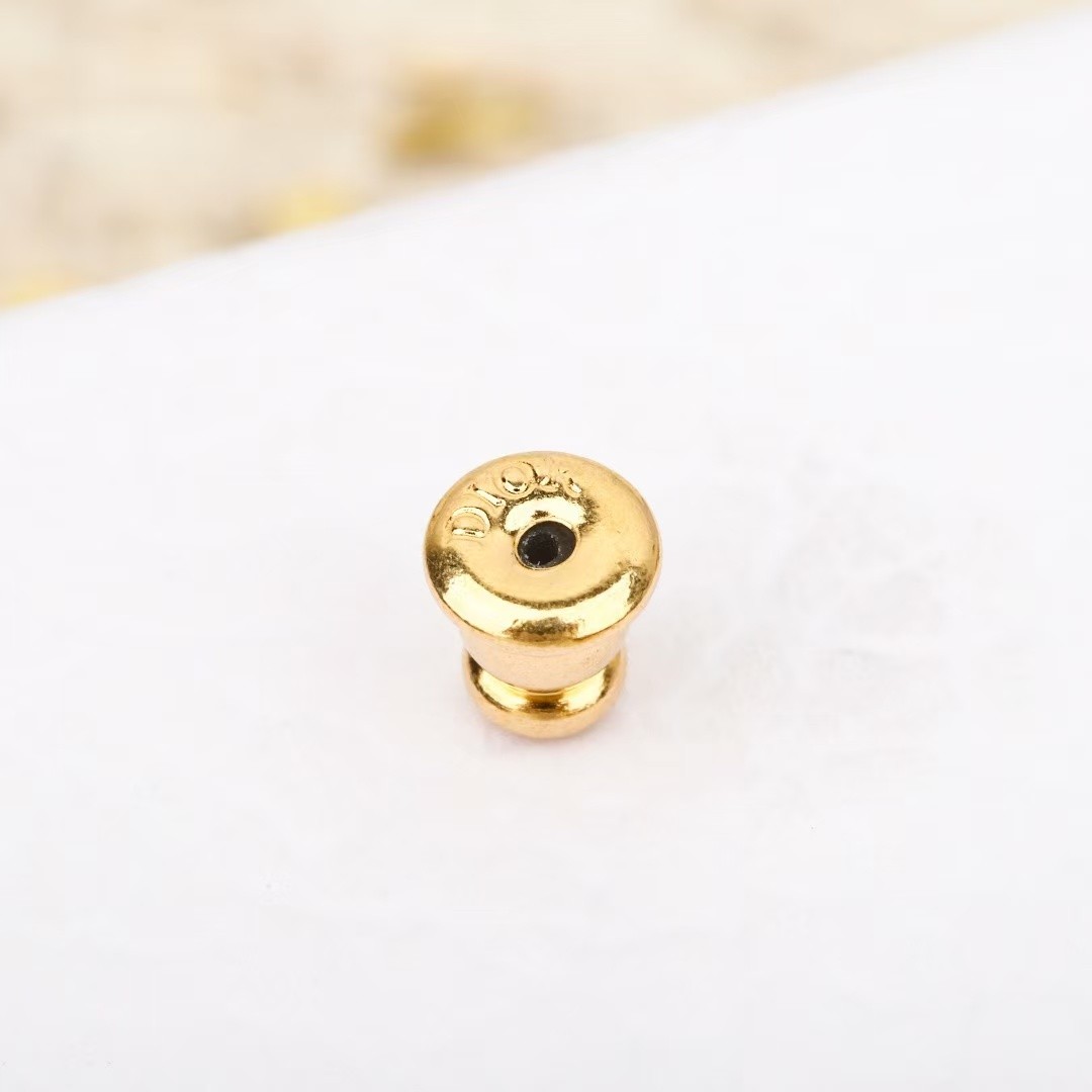 <p>DIOR&nbsp;珍珠星星四叶草爱心CD耳钉</p>