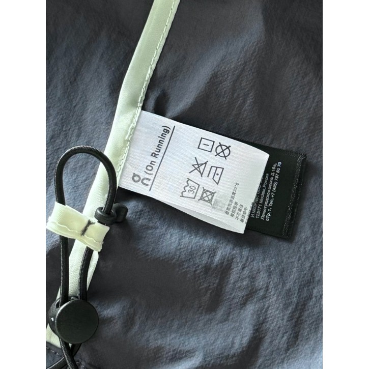 <p>On Weather Jacket Insulated 輕量外套</p>