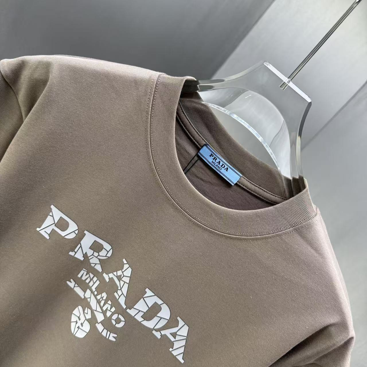 <p>Prada 短袖T恤(棕)</p>