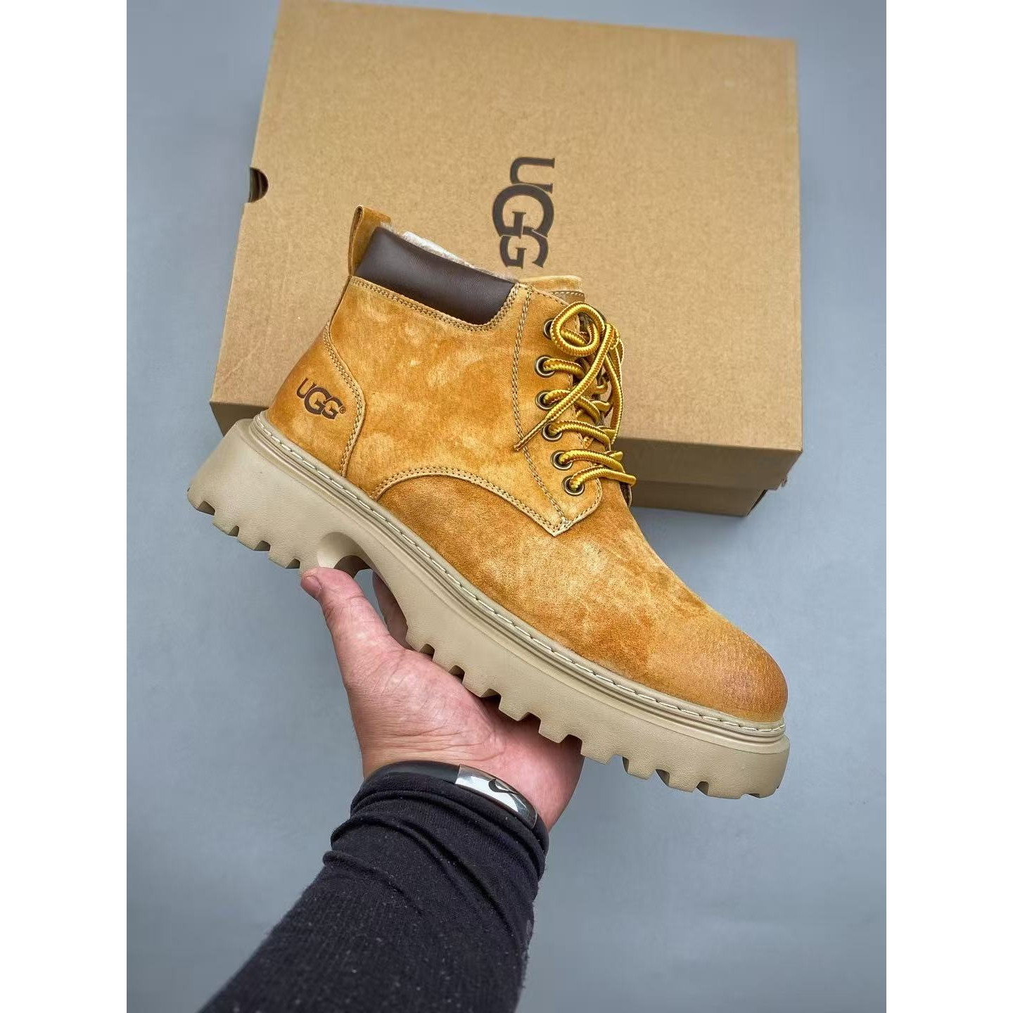 <p>UGG 休闲马丁靴</p>