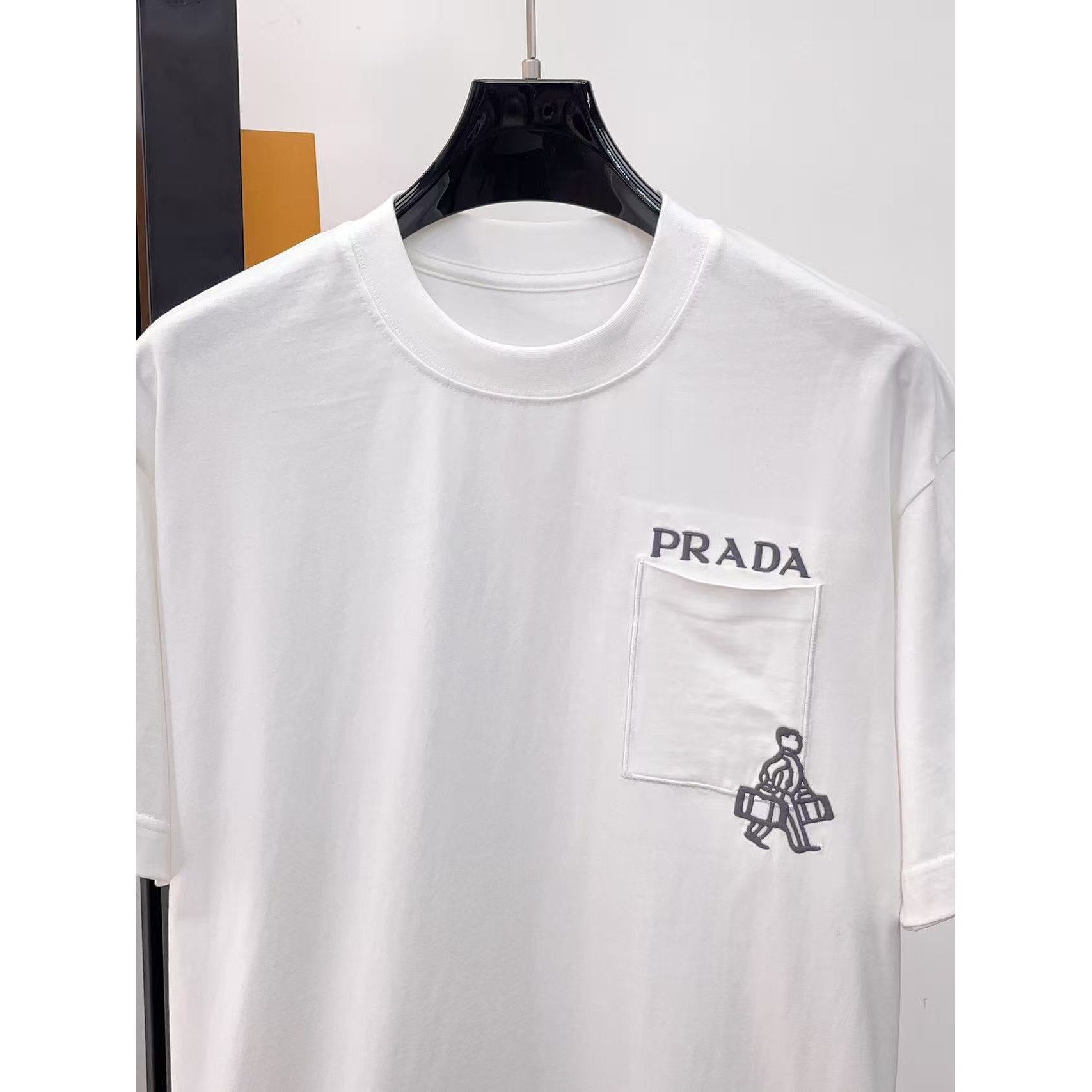 <p>PRADA 专柜新款短袖T恤(白)</p>