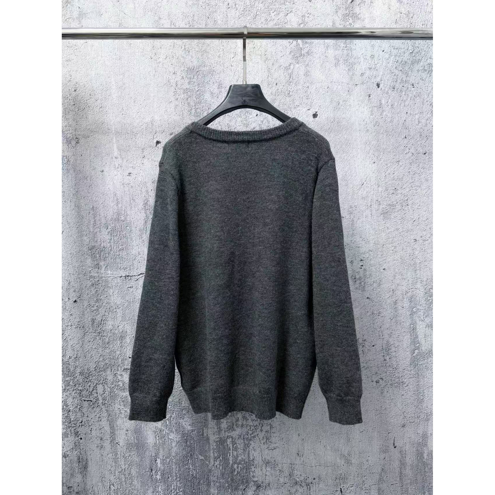 <p>YSL V领单排扣长袖针织开衫(灰)</p>