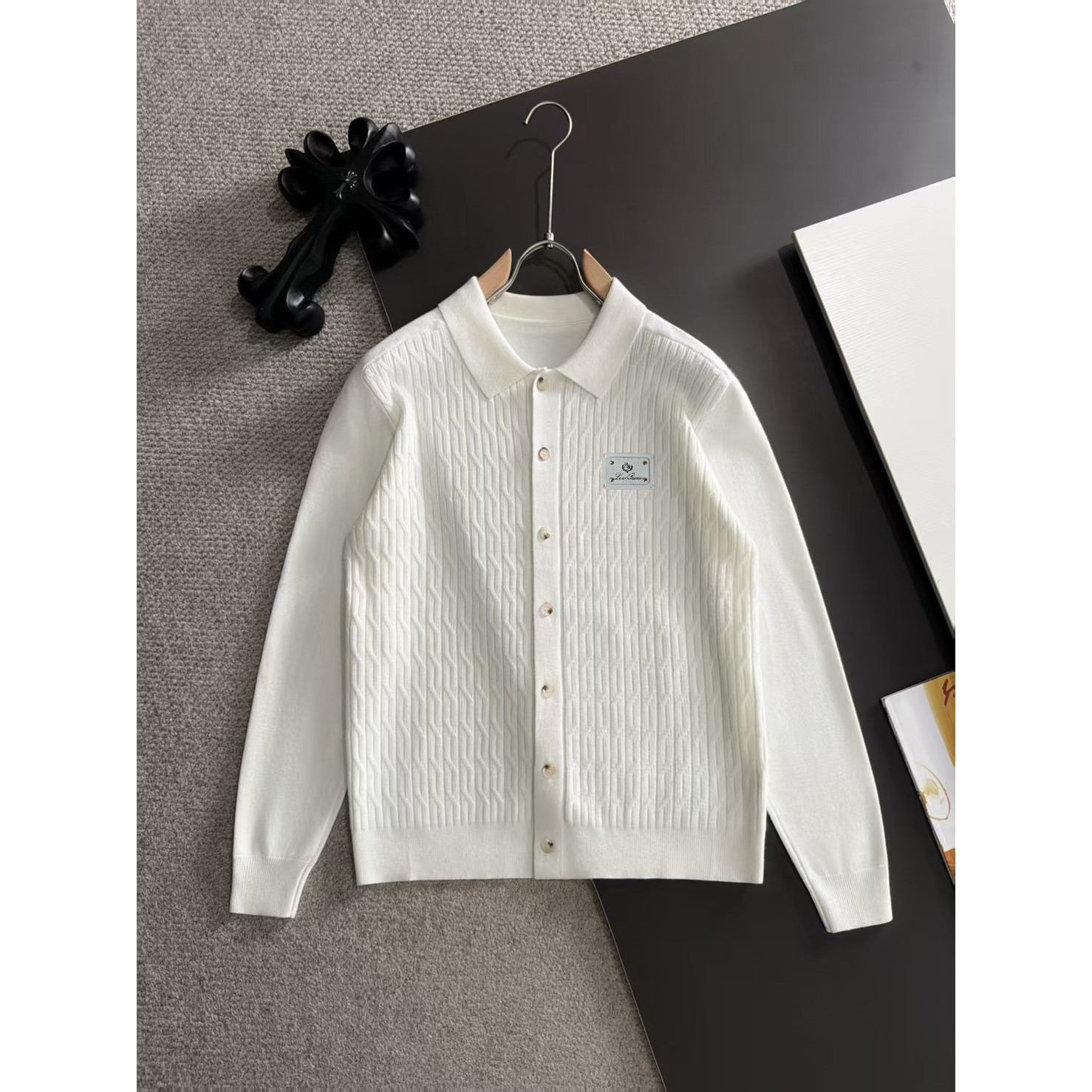 <p>Loro Piana 男士翻领针织外套(白)</p>