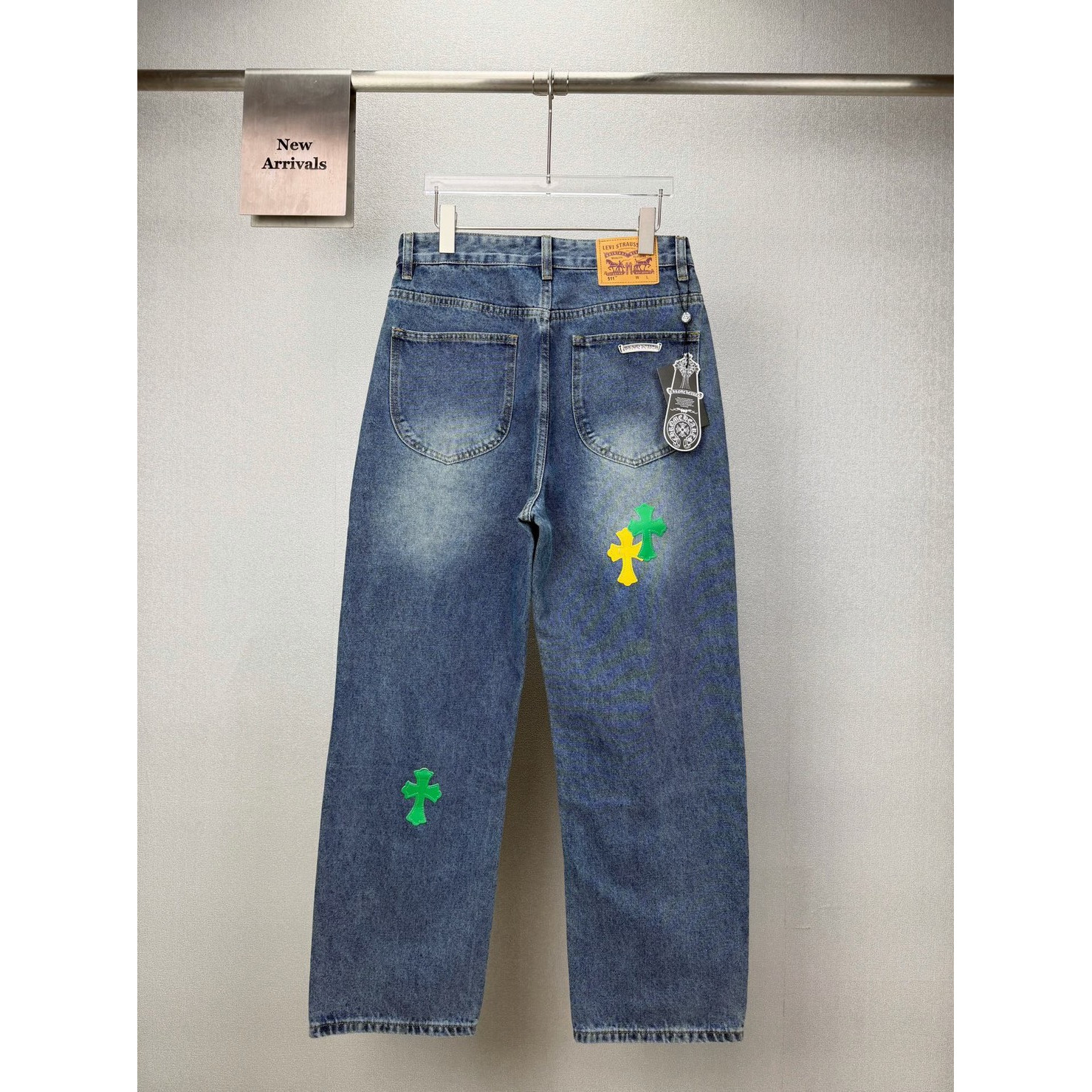 <p>CHROME HEARTS 红黄绿十字架牛仔裤</p>