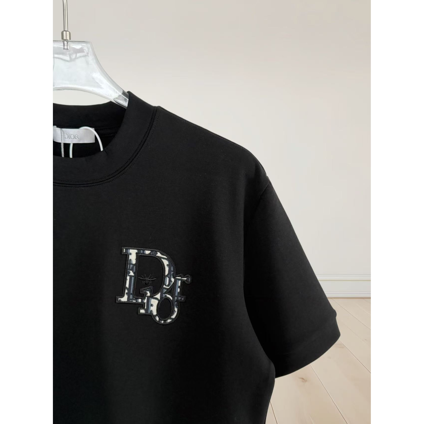 <p>DIOR&nbsp;刺绣短袖T恤(黑)</p>