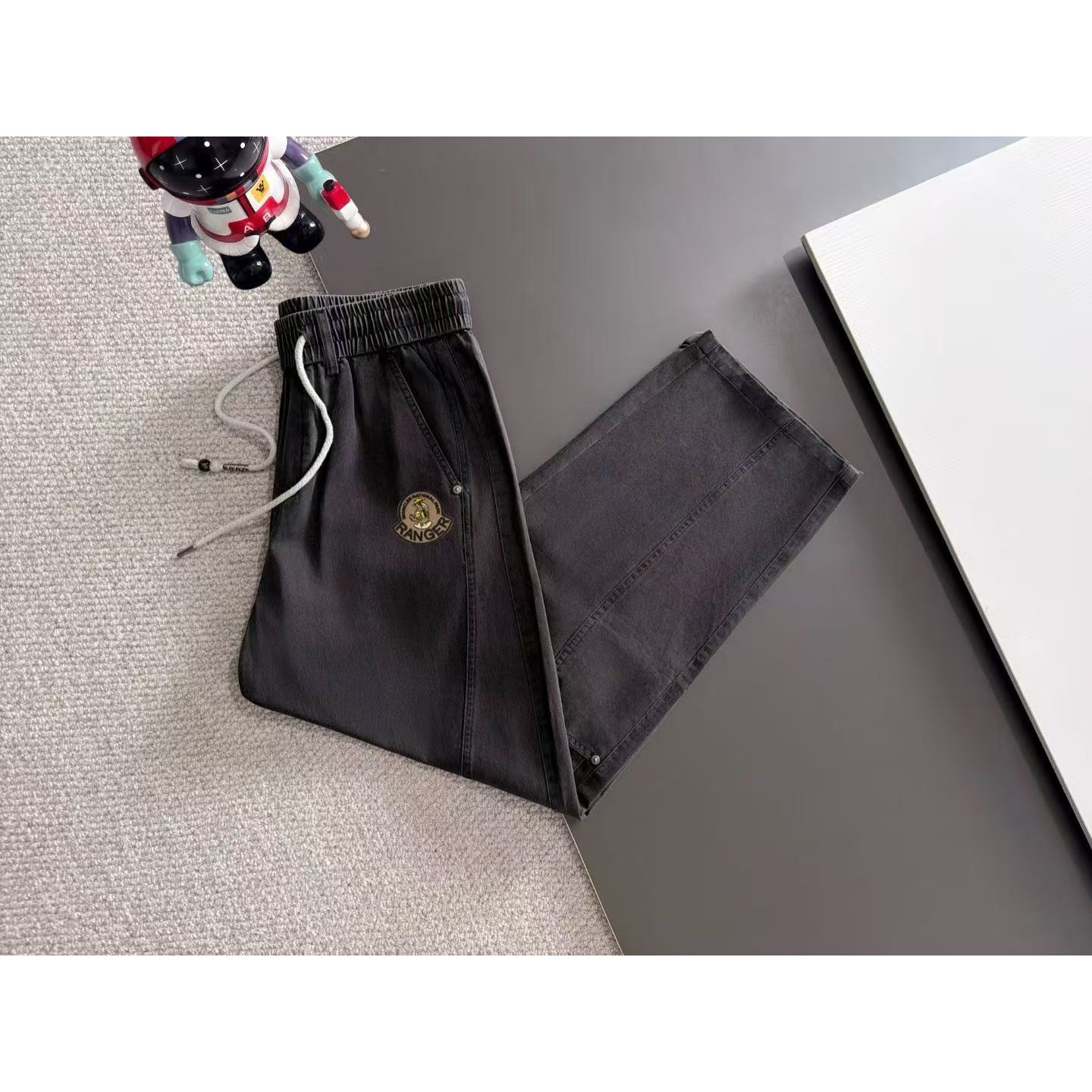 <p>MONCLER 秋冬新款松紧带休闲裤(淺黑)</p>