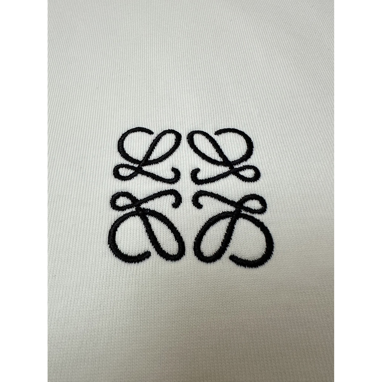 <p>LOEWE 经典logo刺绣短袖T恤(白)</p>