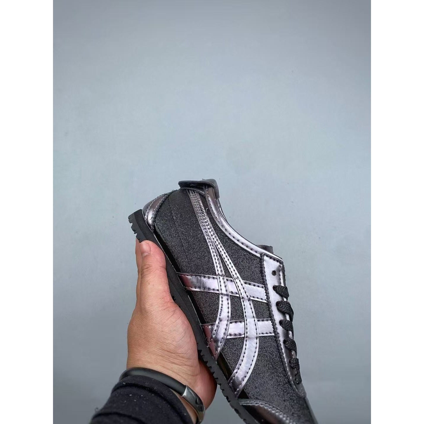 <p>ASICS 低帮休闲板鞋(黑)</p>