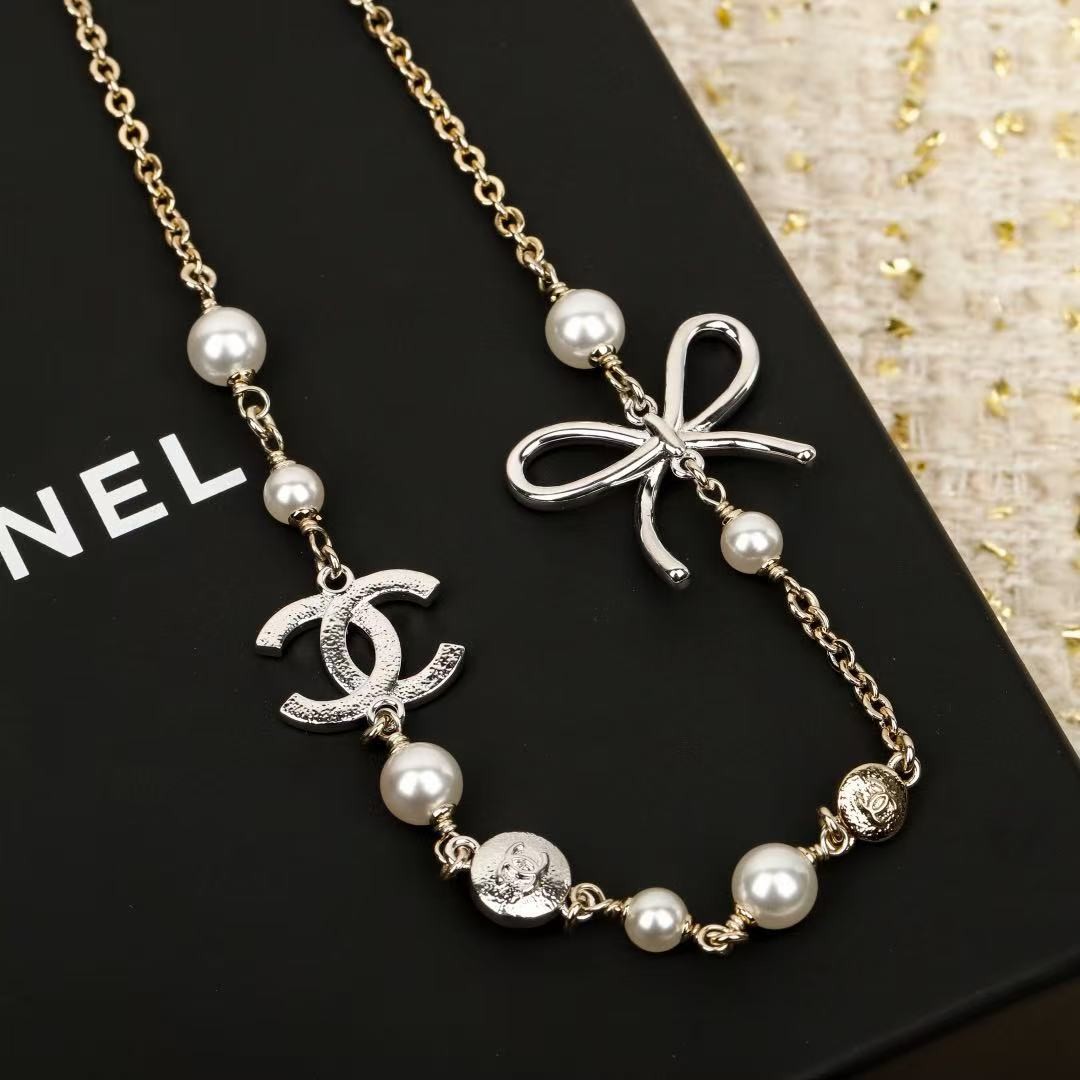 <p>CHANEL&nbsp;蝴蝶结珍珠双c项链</p>