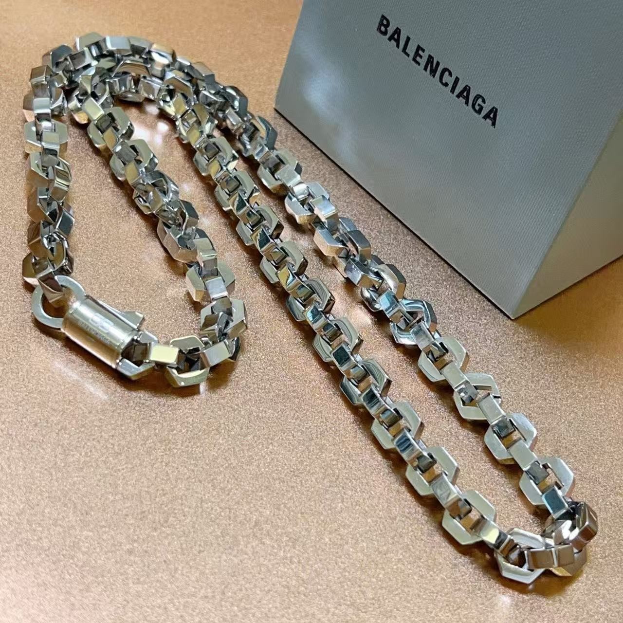 <p>Balenciaga 项链</p>