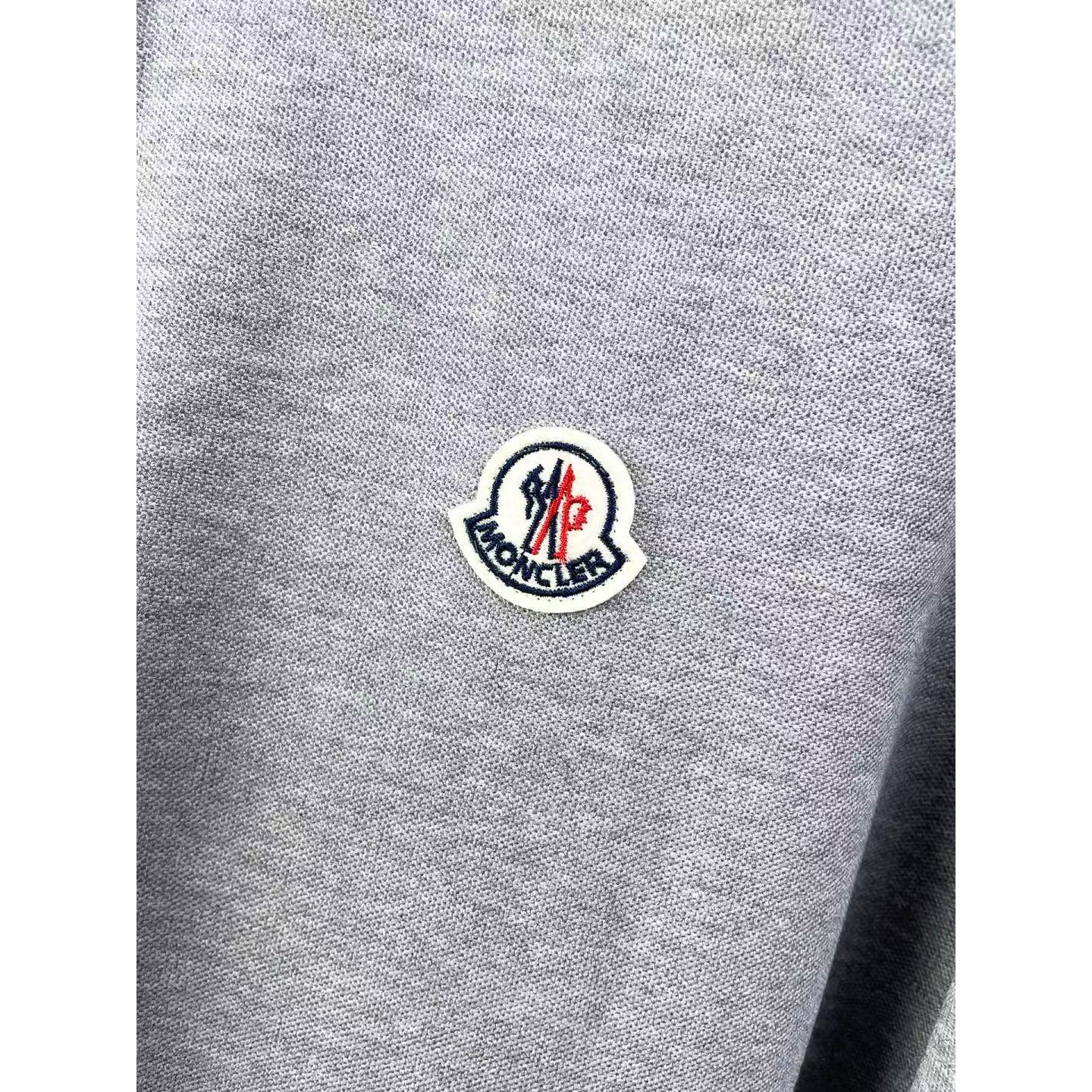 <p>MONCLER 贴片长袖Polo衫(灰)</p>