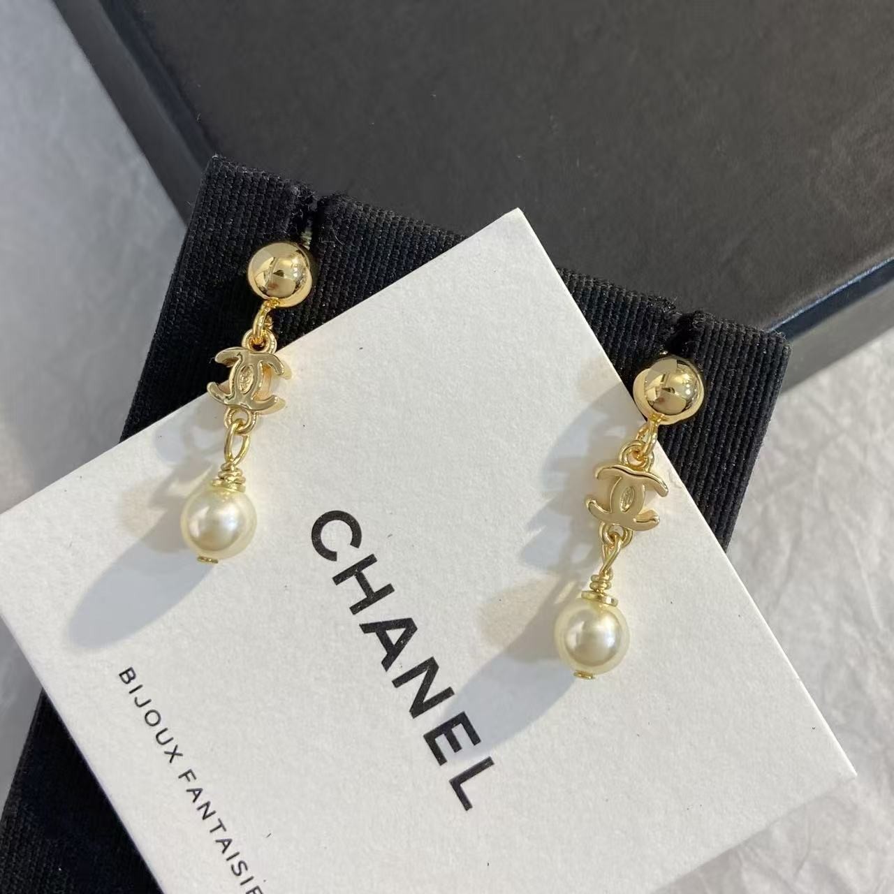 <p>CHANEL 圆球吊双C珍珠耳钉</p>